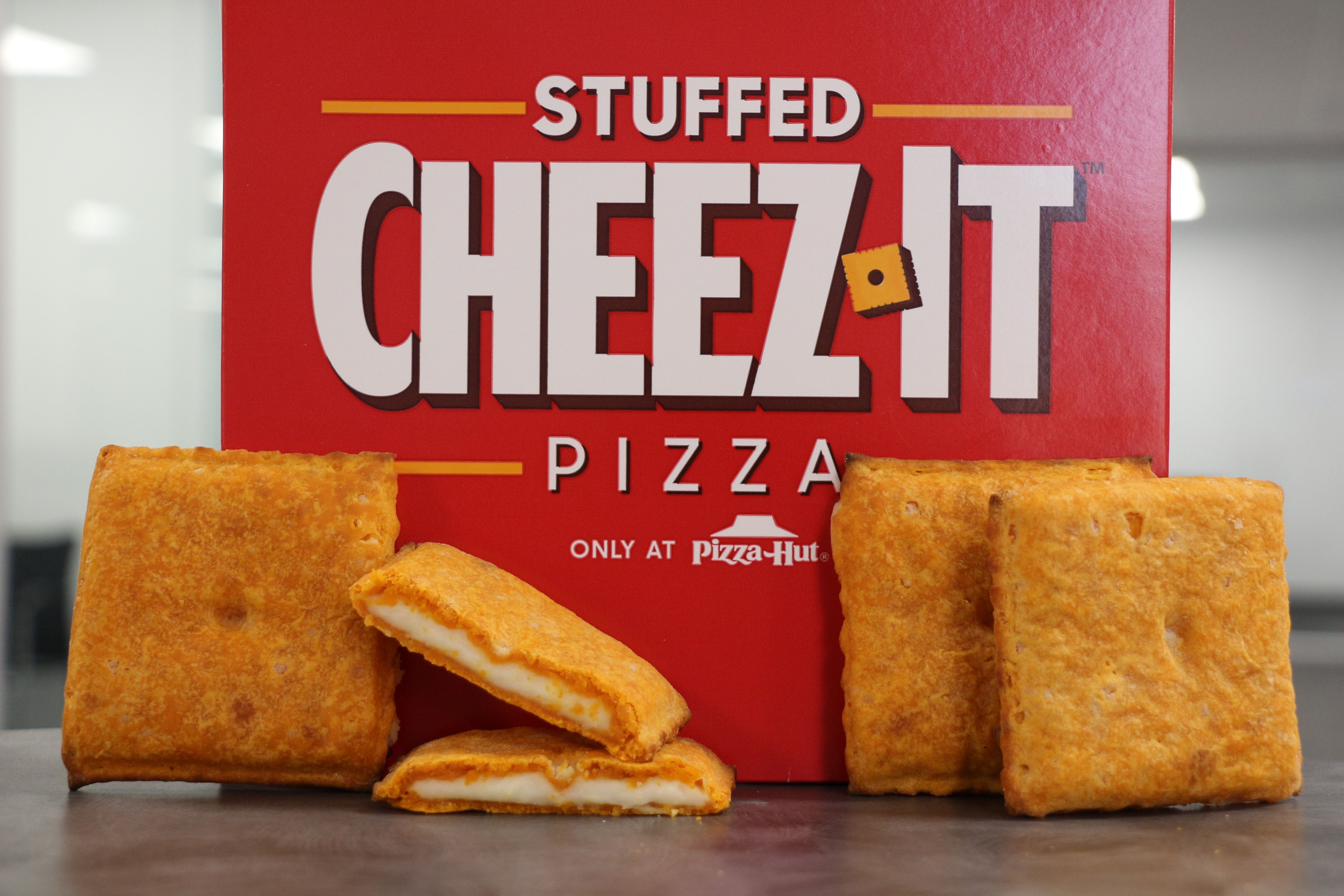 I Ate The Pizza Hut Stuffed Cheez It Pizza So You Don T Have To
