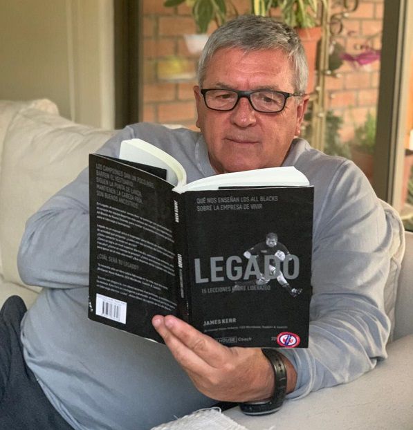 Luis Marcoleta leyendo en el patio de su casa, durante la cuarentena.