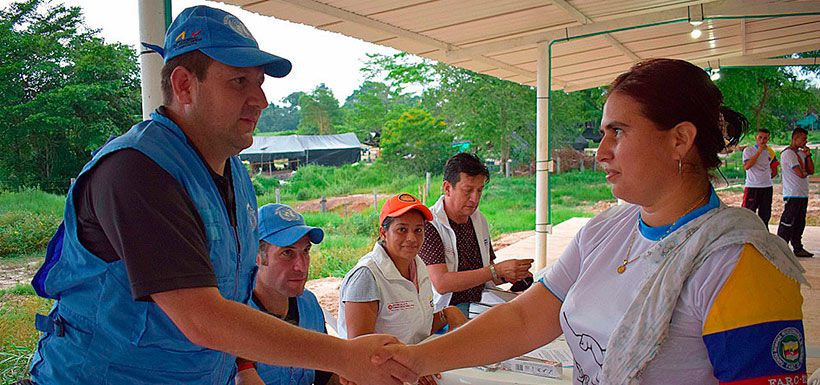 Integrantes del Mecanismo de Monitoreo y Verificación durante la entrega de certificados a miembros de las Farc, el miércoles en Santander, Colombia.  Foto: EFE