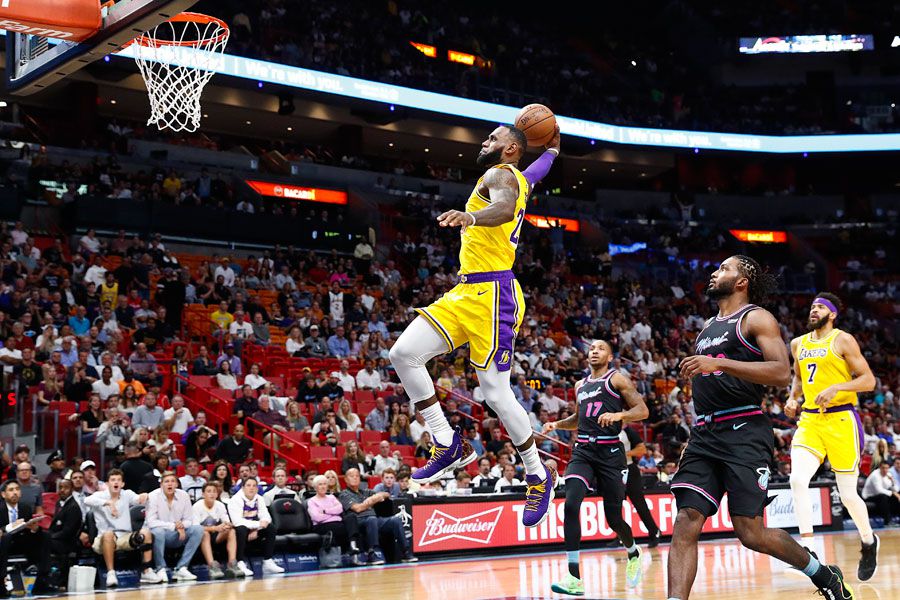 LeBron James et les Lakers écrasent le Heat