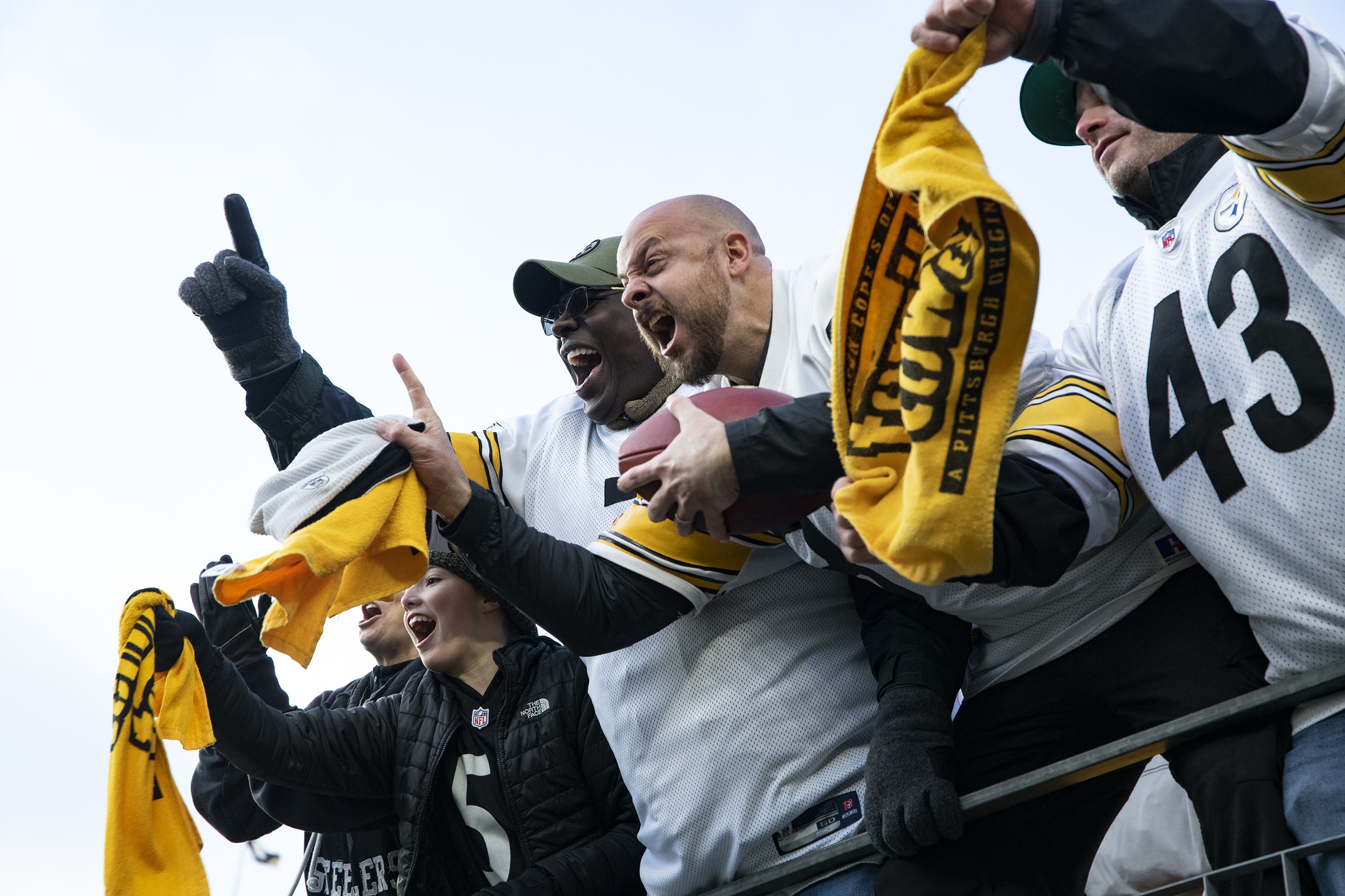 Steelers wear 'Free Pouncey' shirts before fiery rematch with Browns, Pittsburgh Steelers