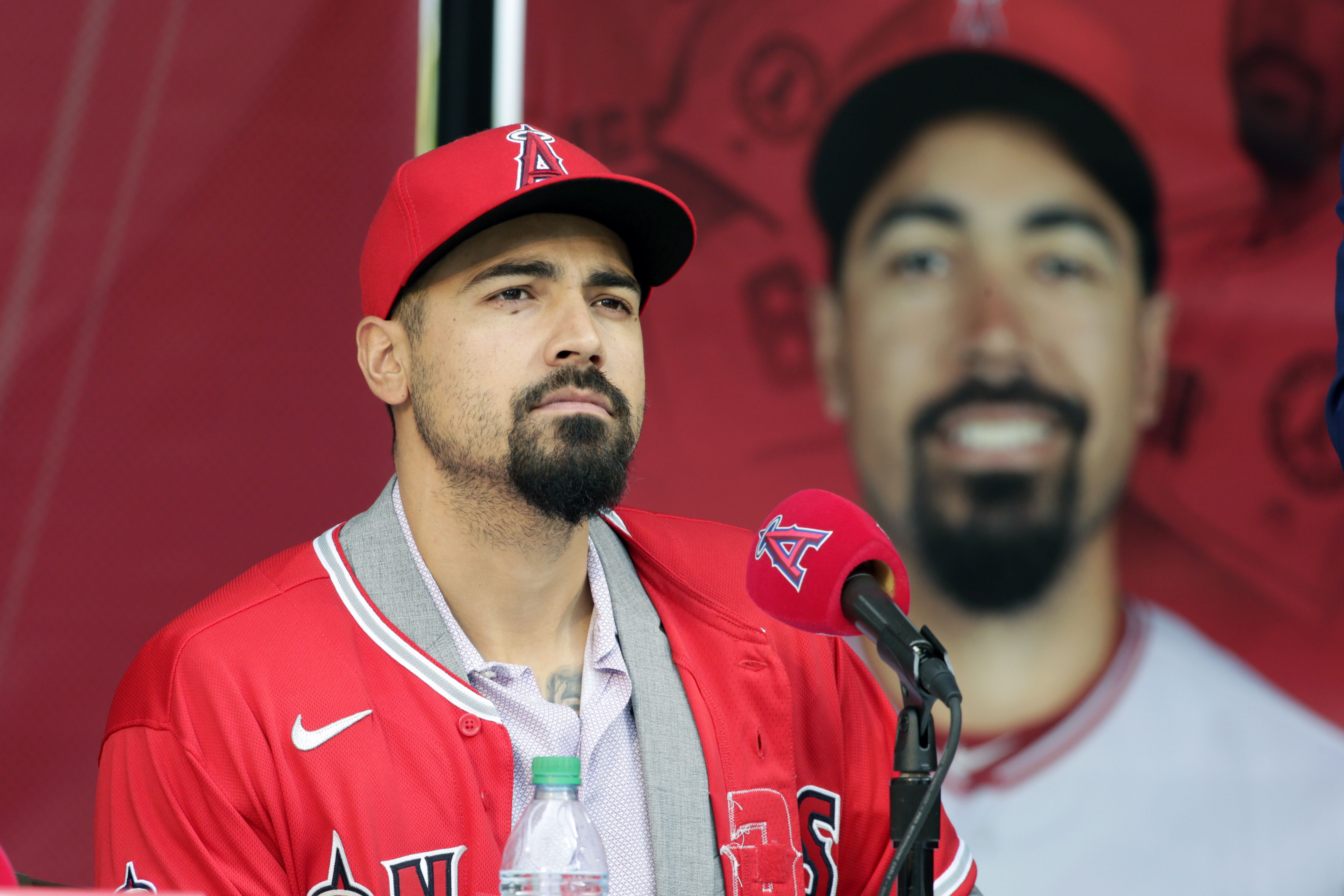 Washington Nationals ANTHONY RENDON Holding 2019 WORLD SERIES TROPHY 8x10  PHOTO