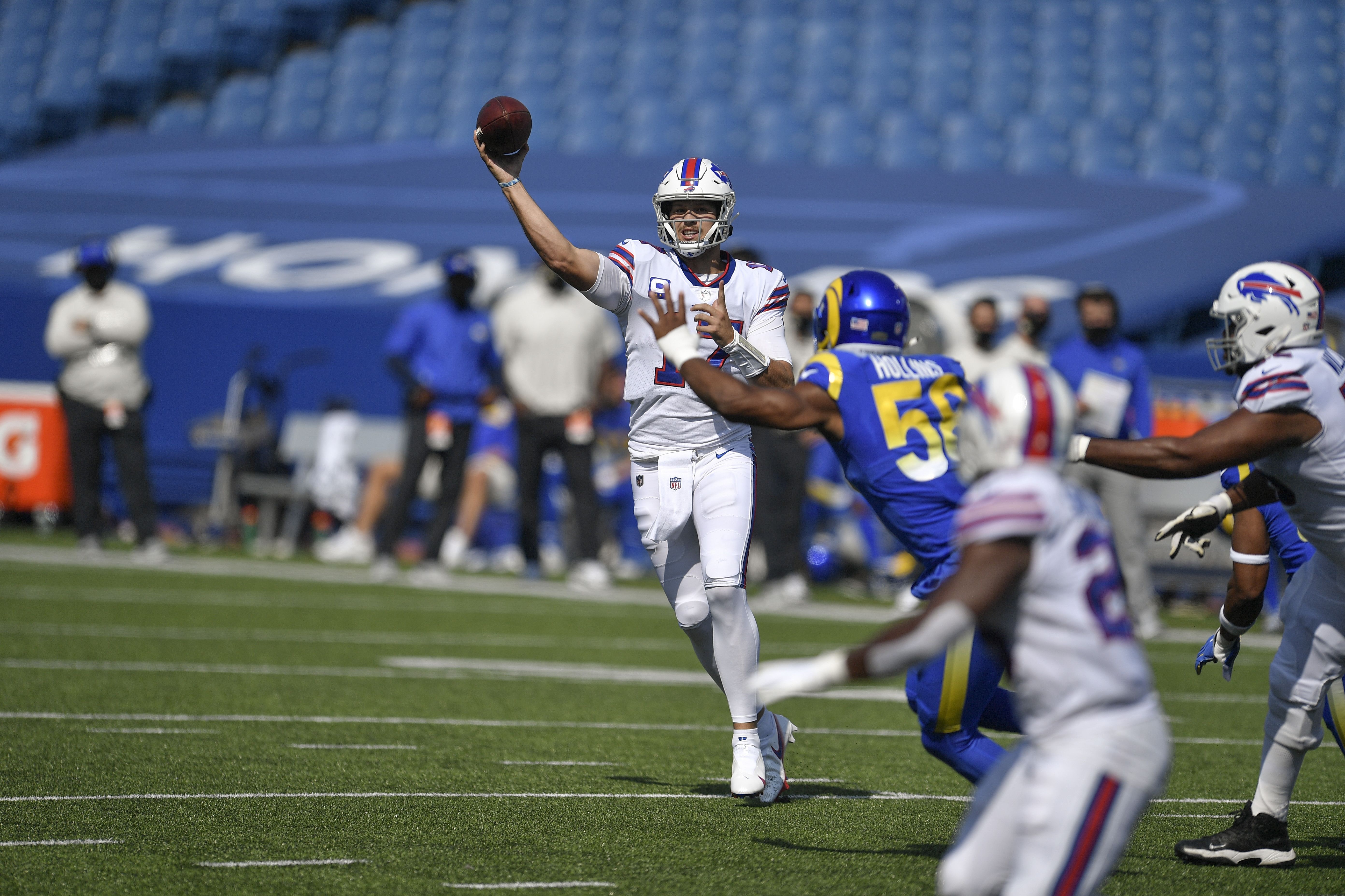 Bills hold on to beat Rams 35-32, improve to 3-0 on season