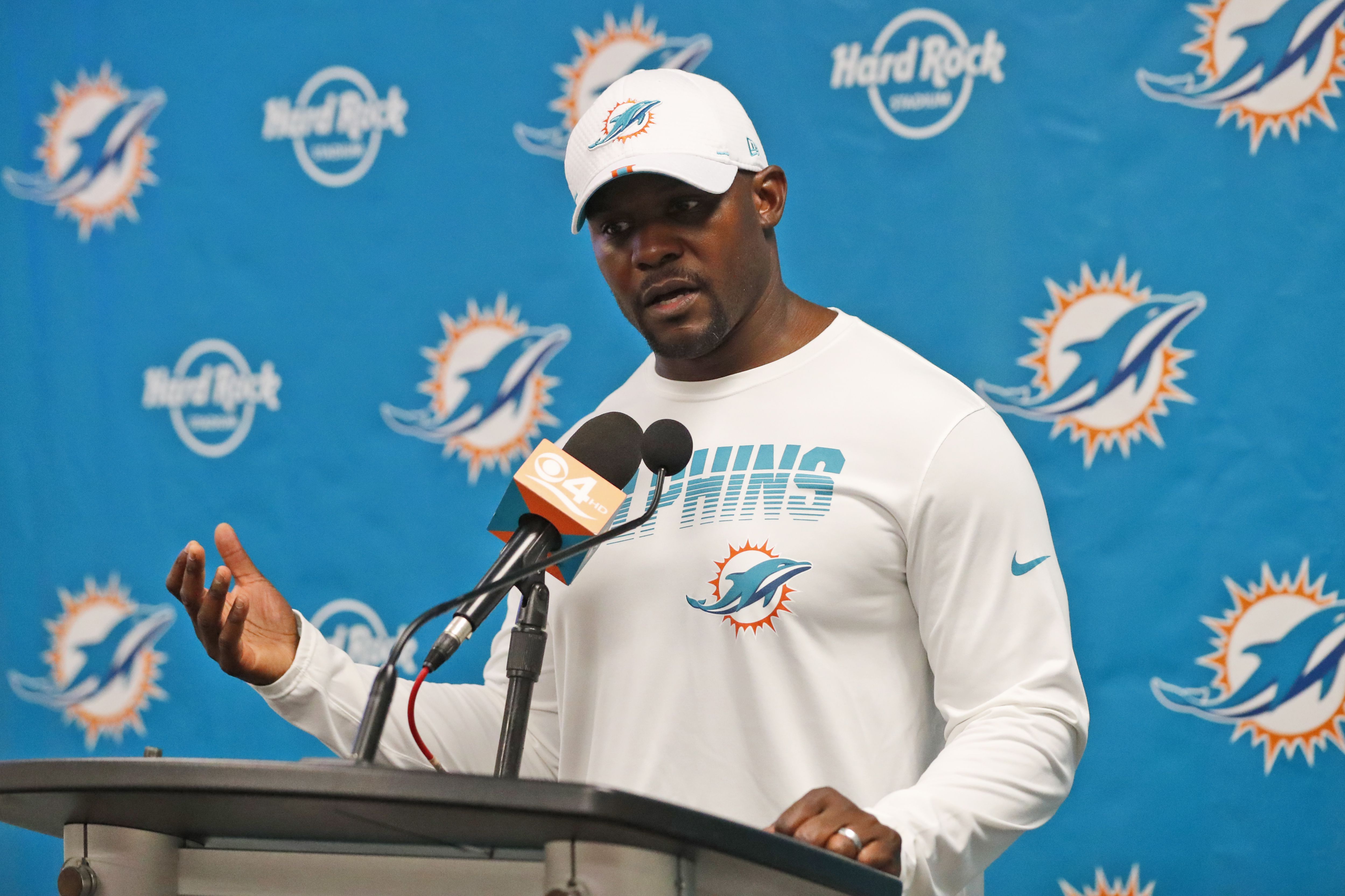 Brian Flores facing tough tests early on as Dolphins coach - The Boston  Globe