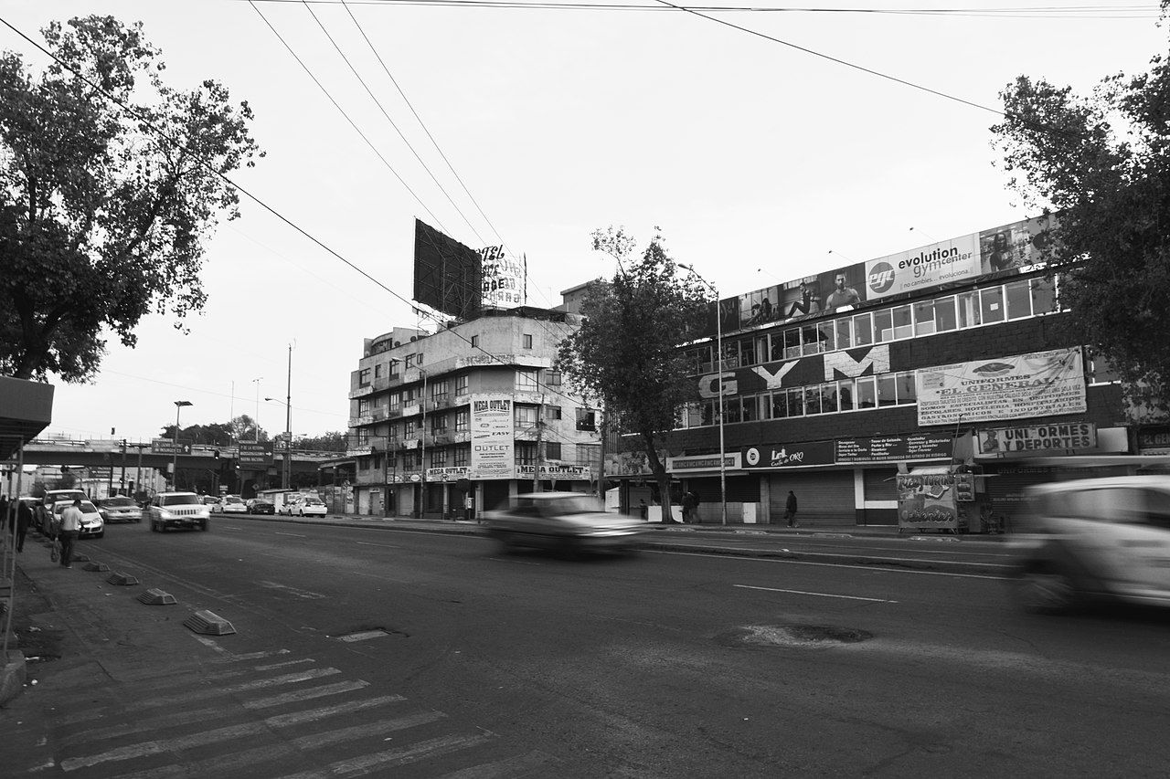 1280px-_Roma__filming_locations_in_Mexico_City_-_6_-_monochrome.jpg