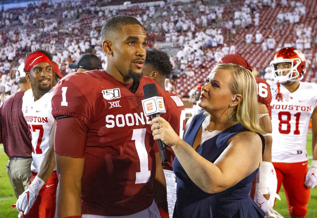 Jalen Hurts takes center stage for Oklahoma, college football 