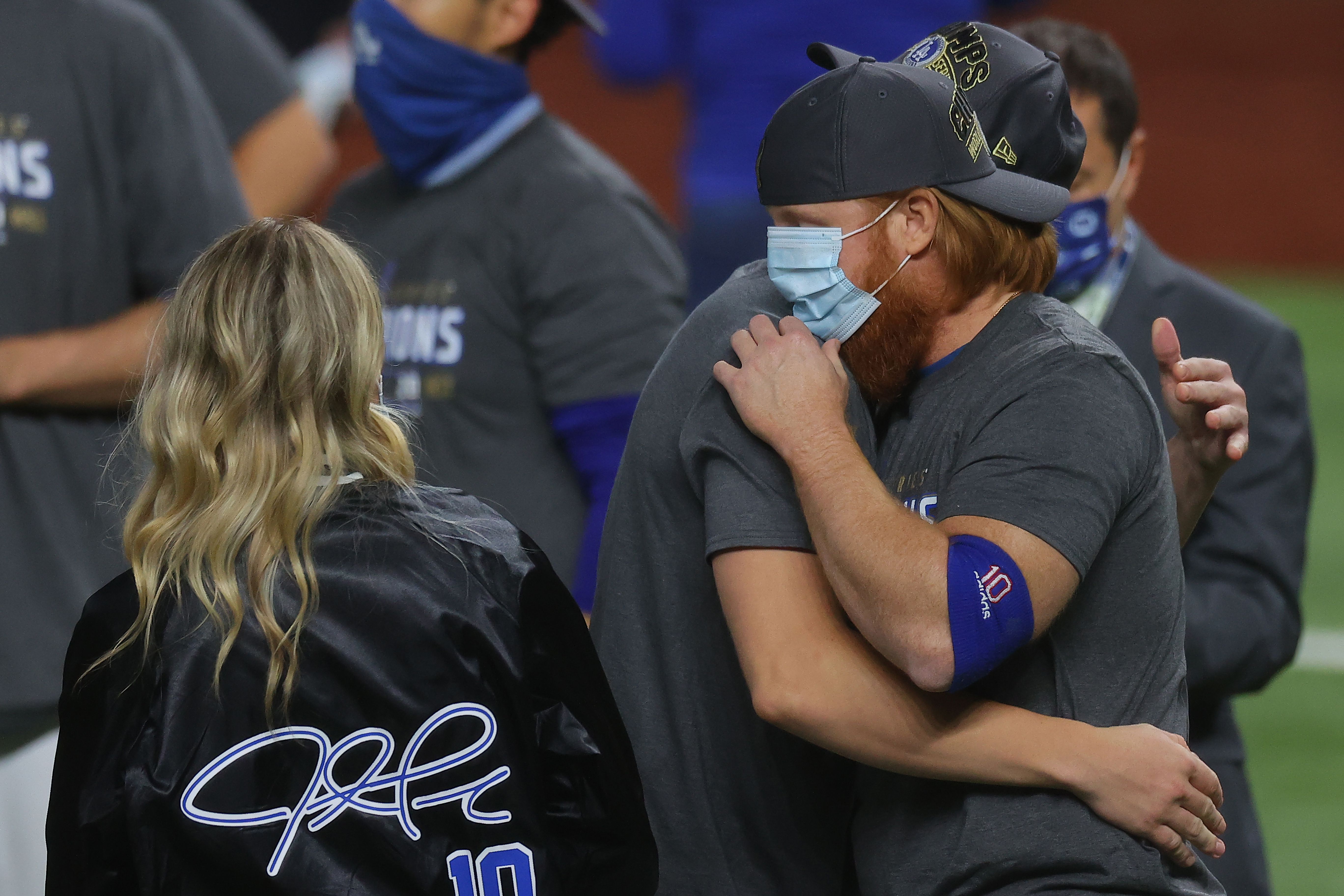 Dodgers' Justin Turner Returns to L.A. Days After COVID Drama at World  Series