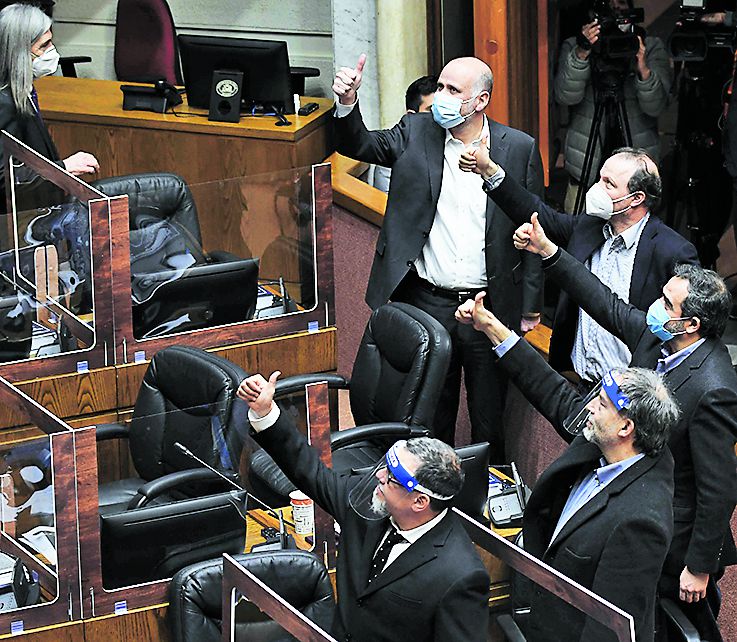 En la sesión hubo 21 senadores presentes. El resto se conectó de manera virtual.