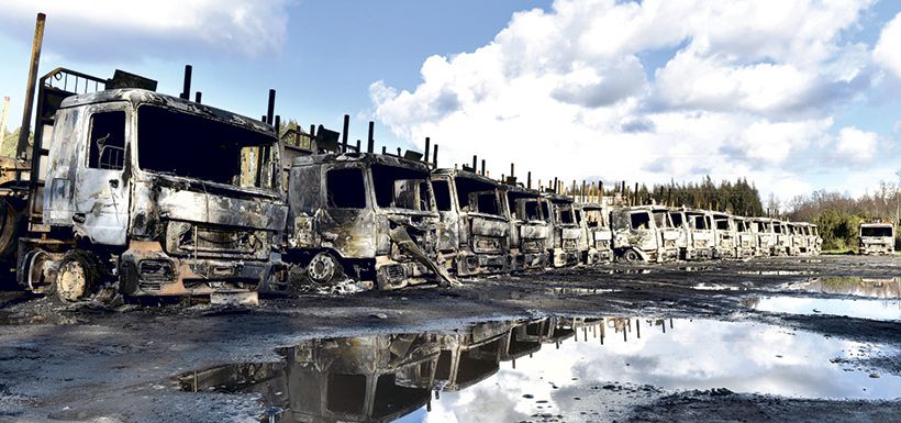 Los 29 camiones destruidos en el incendio de Los Ríos, el pasado lunes.