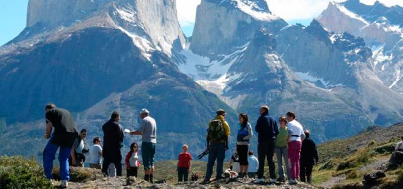 turistas-torres-del-paine-e1423707650844