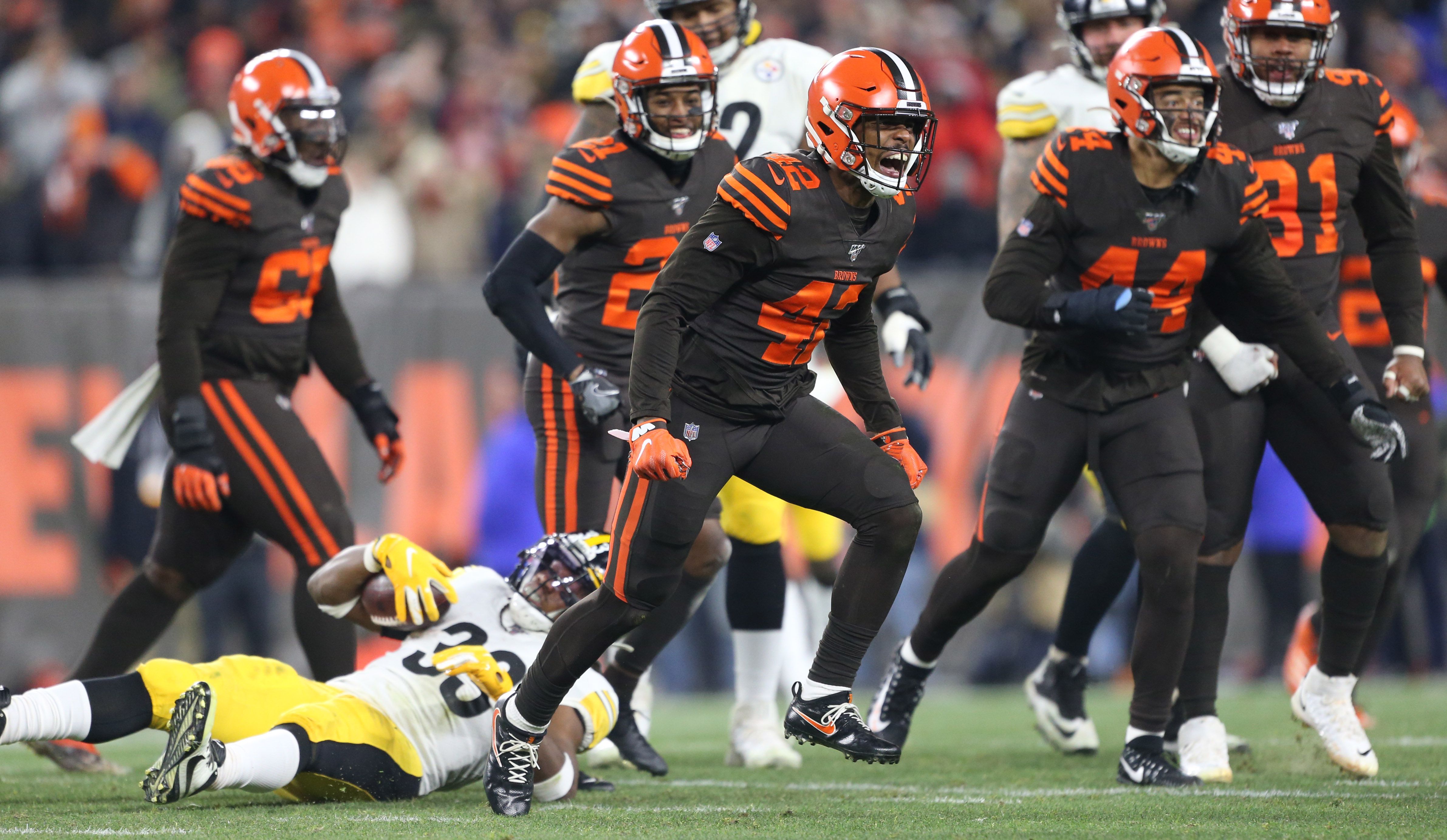 Browns end Steelers' four-game winning streak on surreal night in Cleveland