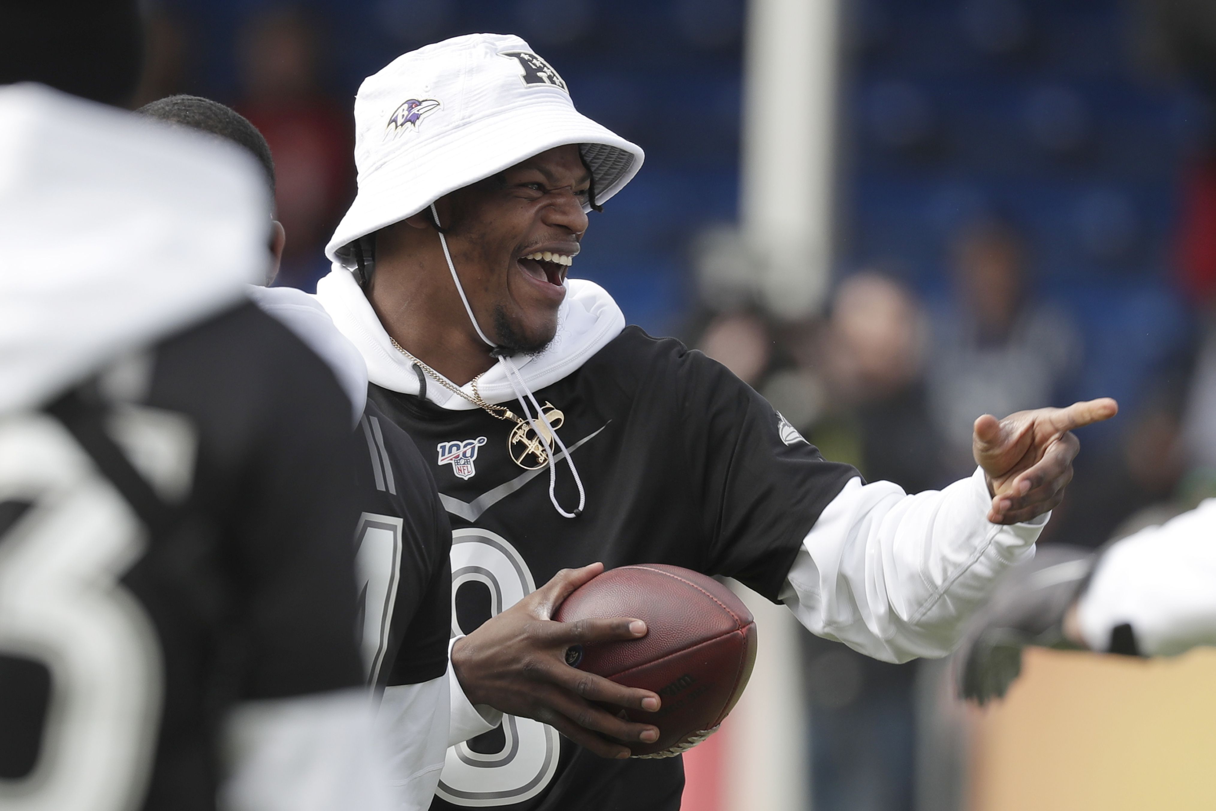 He's the man, right?' Long lines at Pro Bowl to get Ravens quarterback Lamar  Jackson's autograph, picture