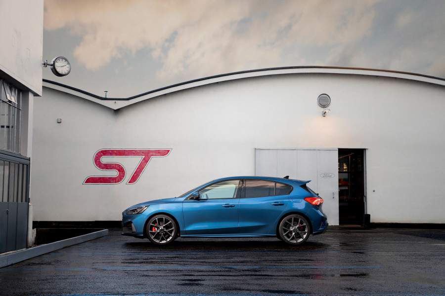 2019_FORD_FOCUS_ST_04-LOW-900x600.jpg