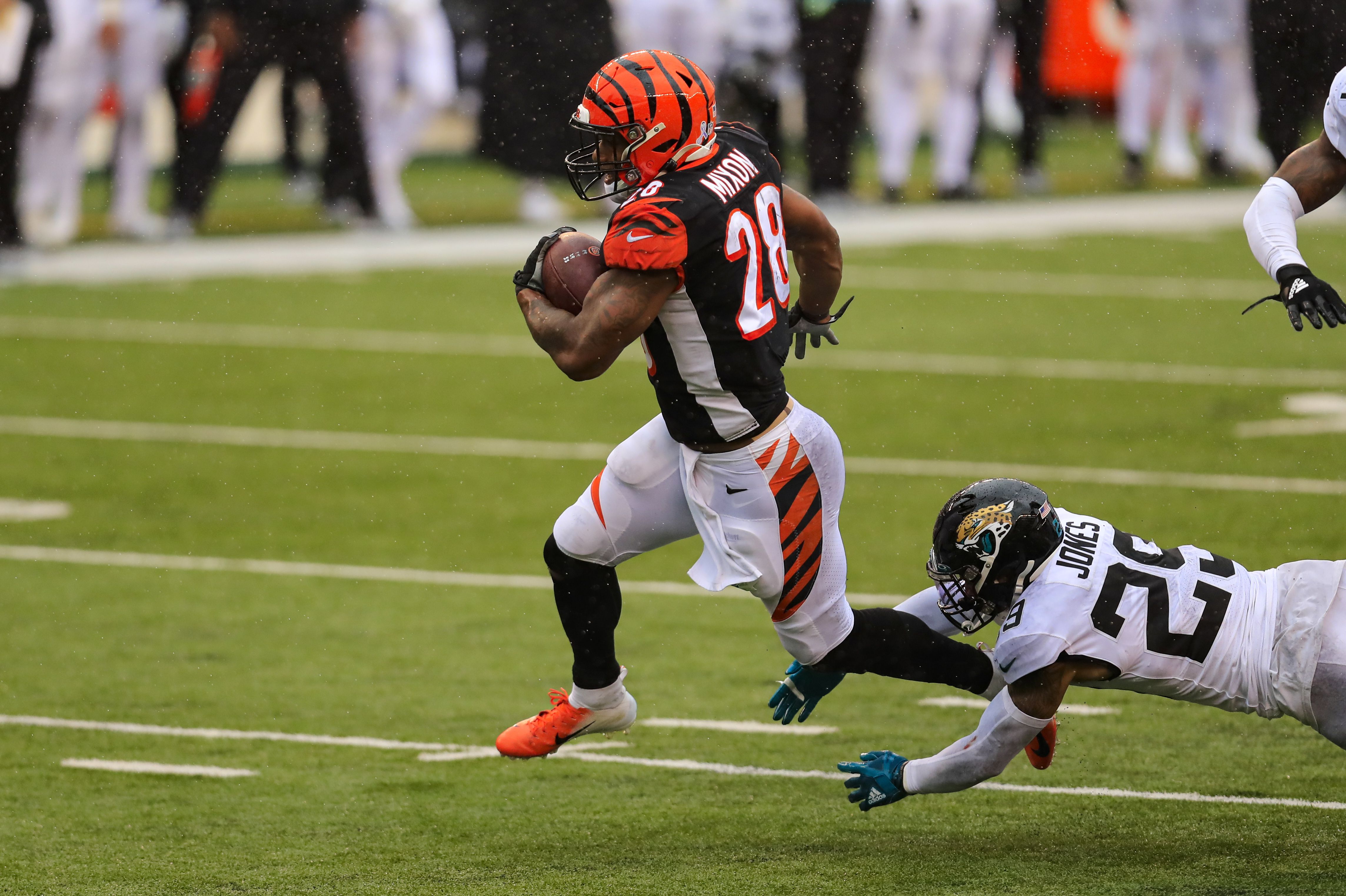 Bengals celebrate first win of the season 33-25 against Jaguars