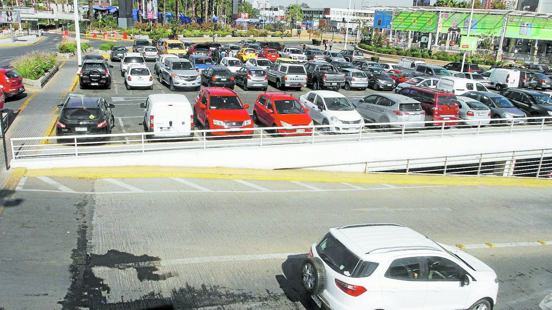 Estacionamientos de Mall llenos de autos