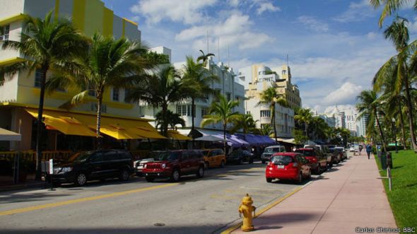 141001235352_miami_ocean_drive_624x351_carloschirinosbbc.jpg