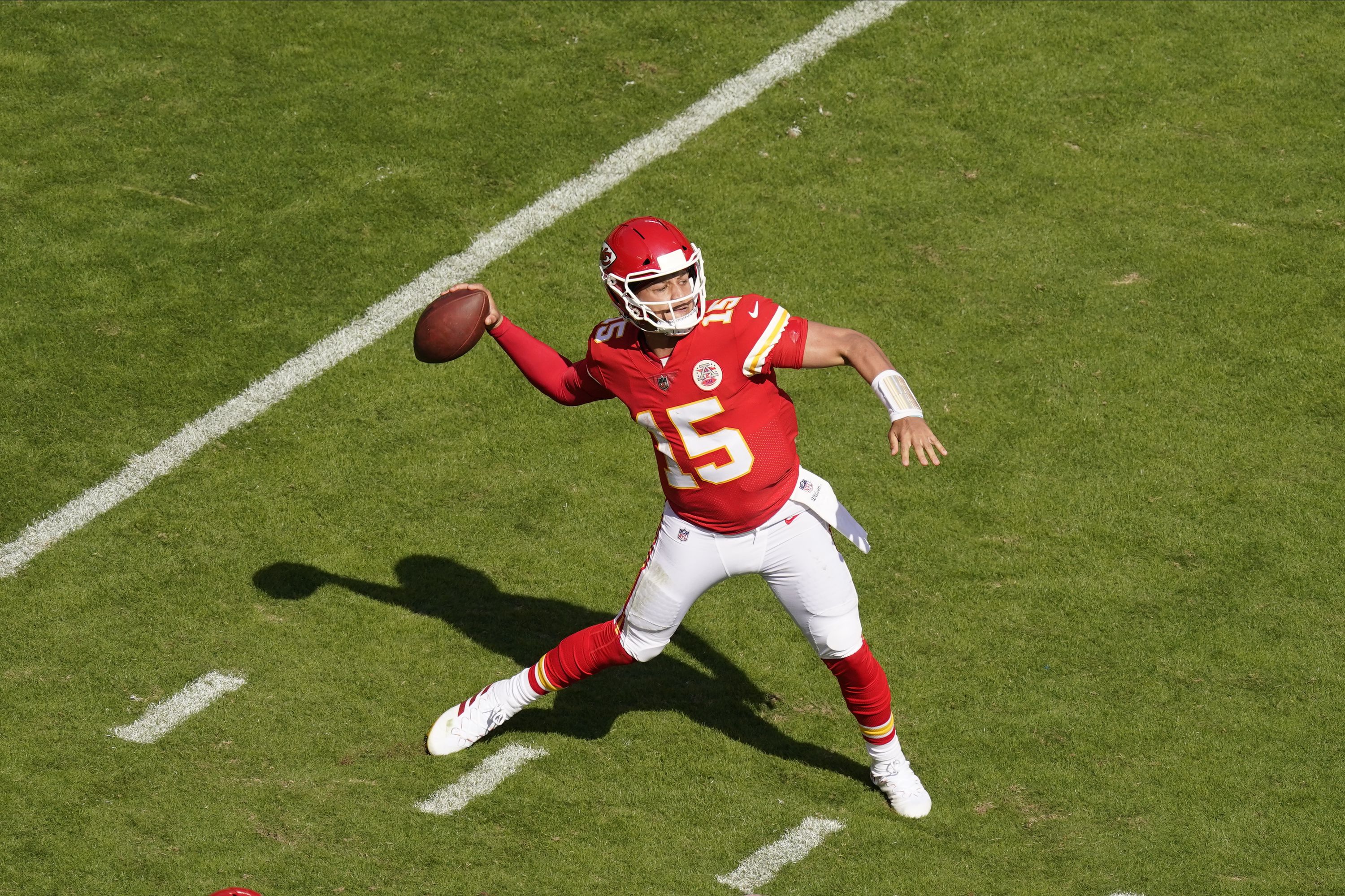 Patrick Mahomes throws 3 TD passes, Taylor Swift celebrates as Chiefs rout  Bears 41-10