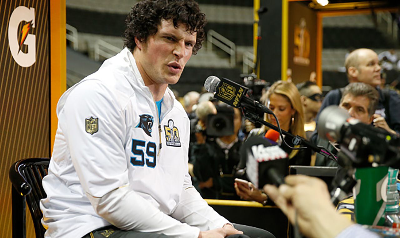 Charlotte, NC, USA. 25th Oct, 2015. Carolina Panthers middle linebacker  Luke Kuechly #59 in action in an NFL game against the Philadelphia Eagles  on October 25, 2015, at Bank of America Stadium