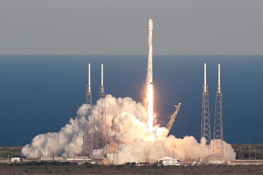 A-SpaceX-Falcon-9-rock(22080236)