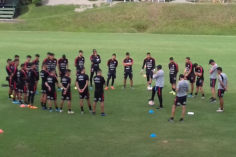 Bernardo Redín hablando con sus jugadores post debut