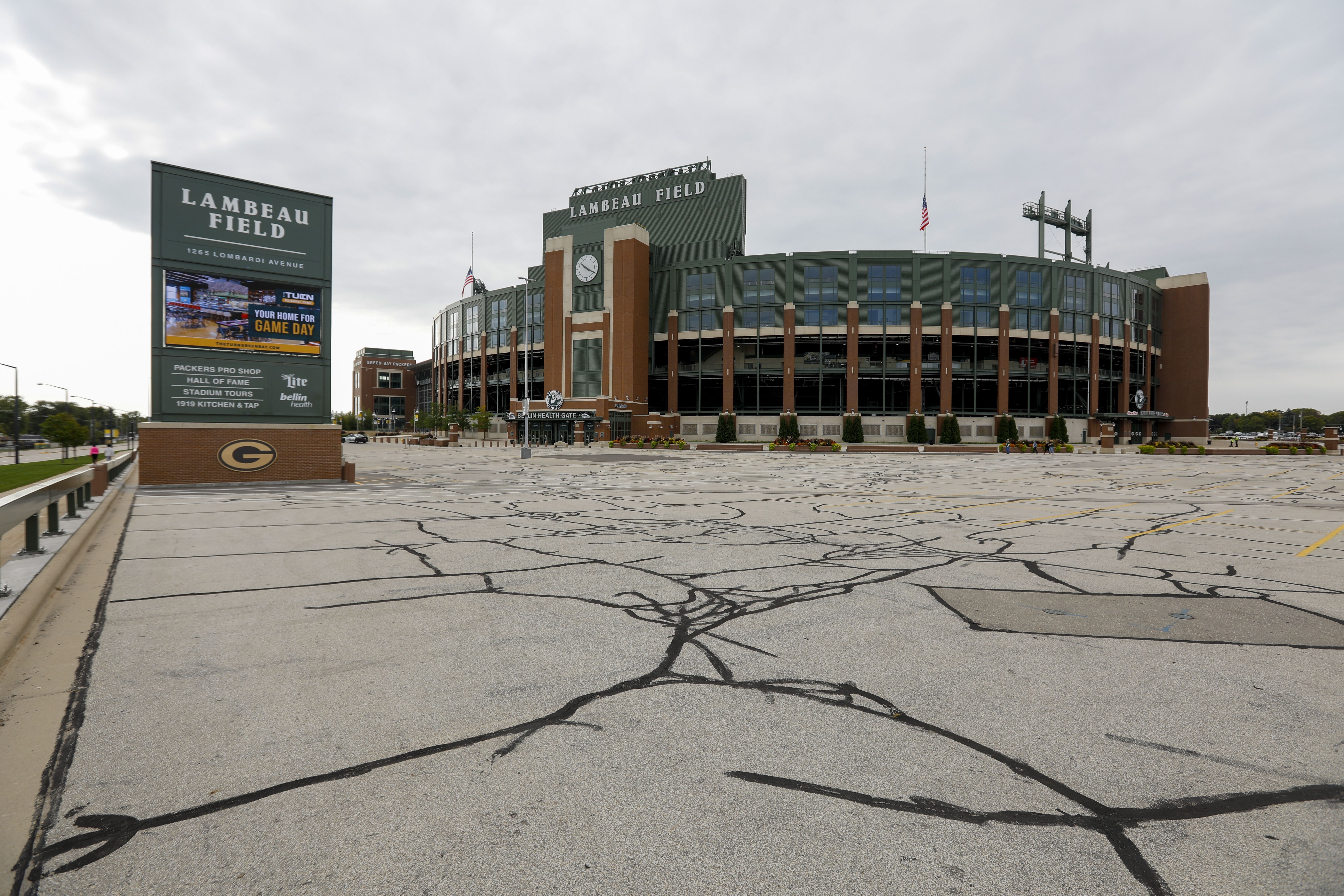 Green Bay Packers put indefinite hold on fans at Lambeau Field
