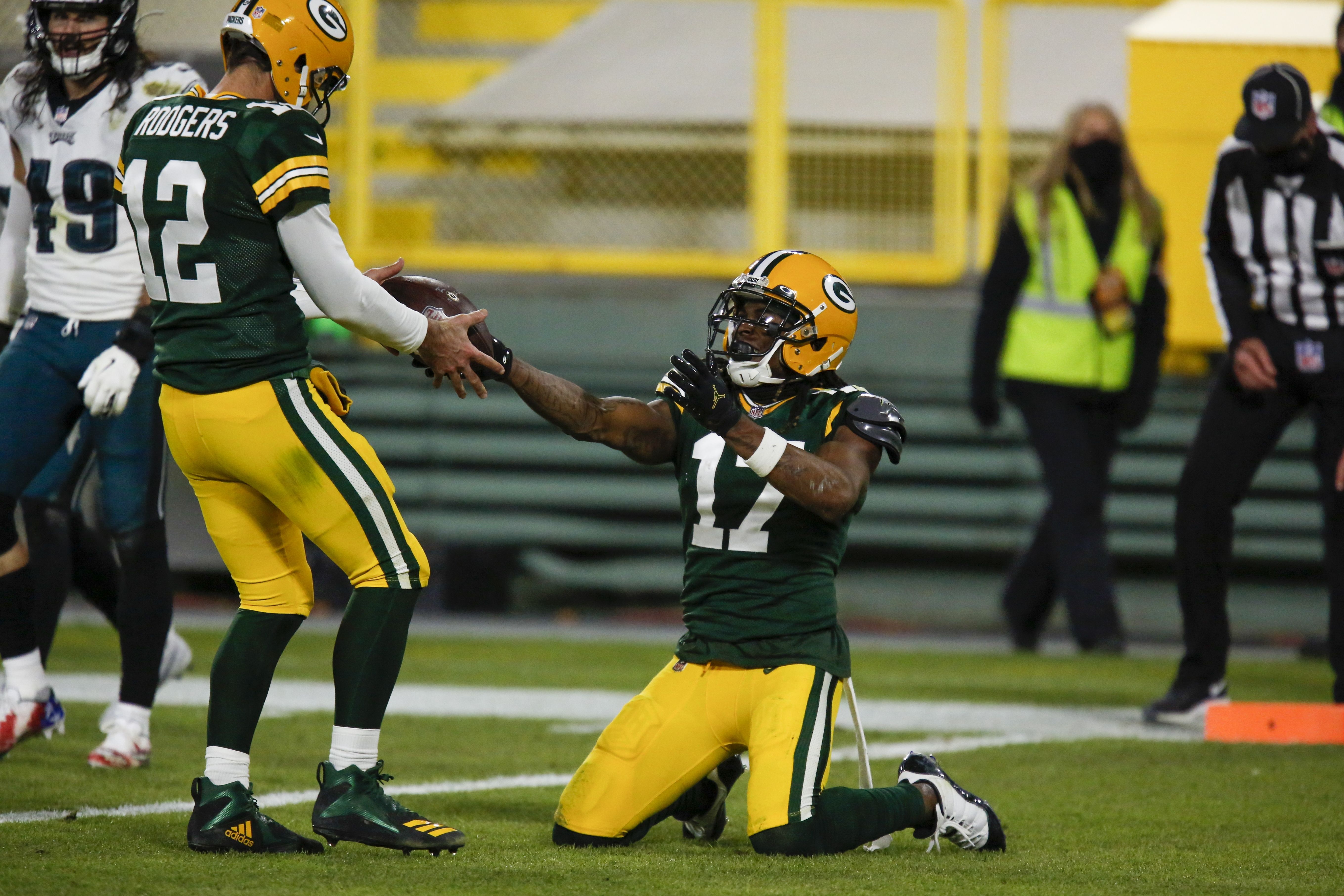 Rodgers becomes fastest to 400 TD passes, Packers hold off Eagles 30-16