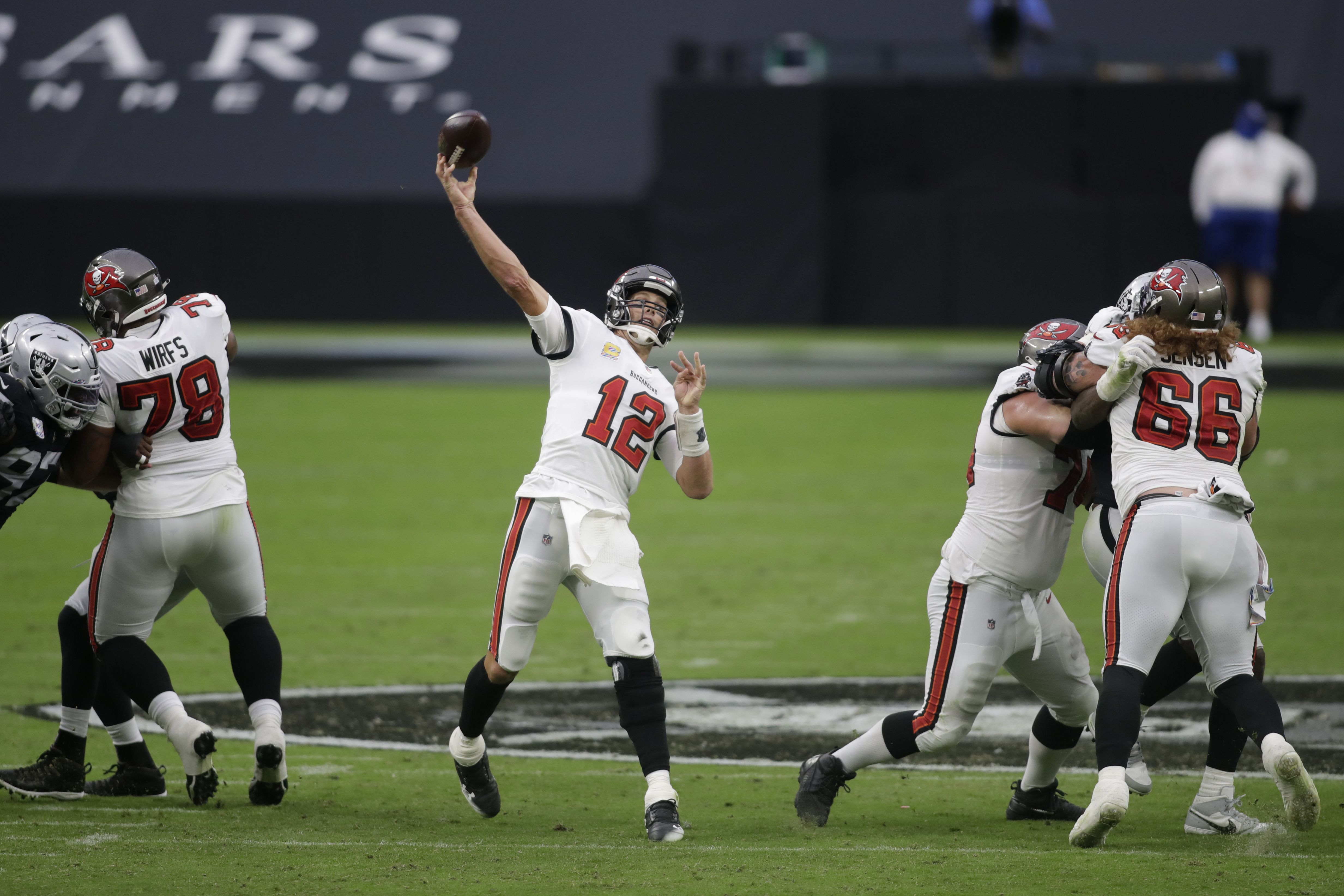 Tom Brady's 4 TD passes leads the Tampa Bay Buccaneers to a rout