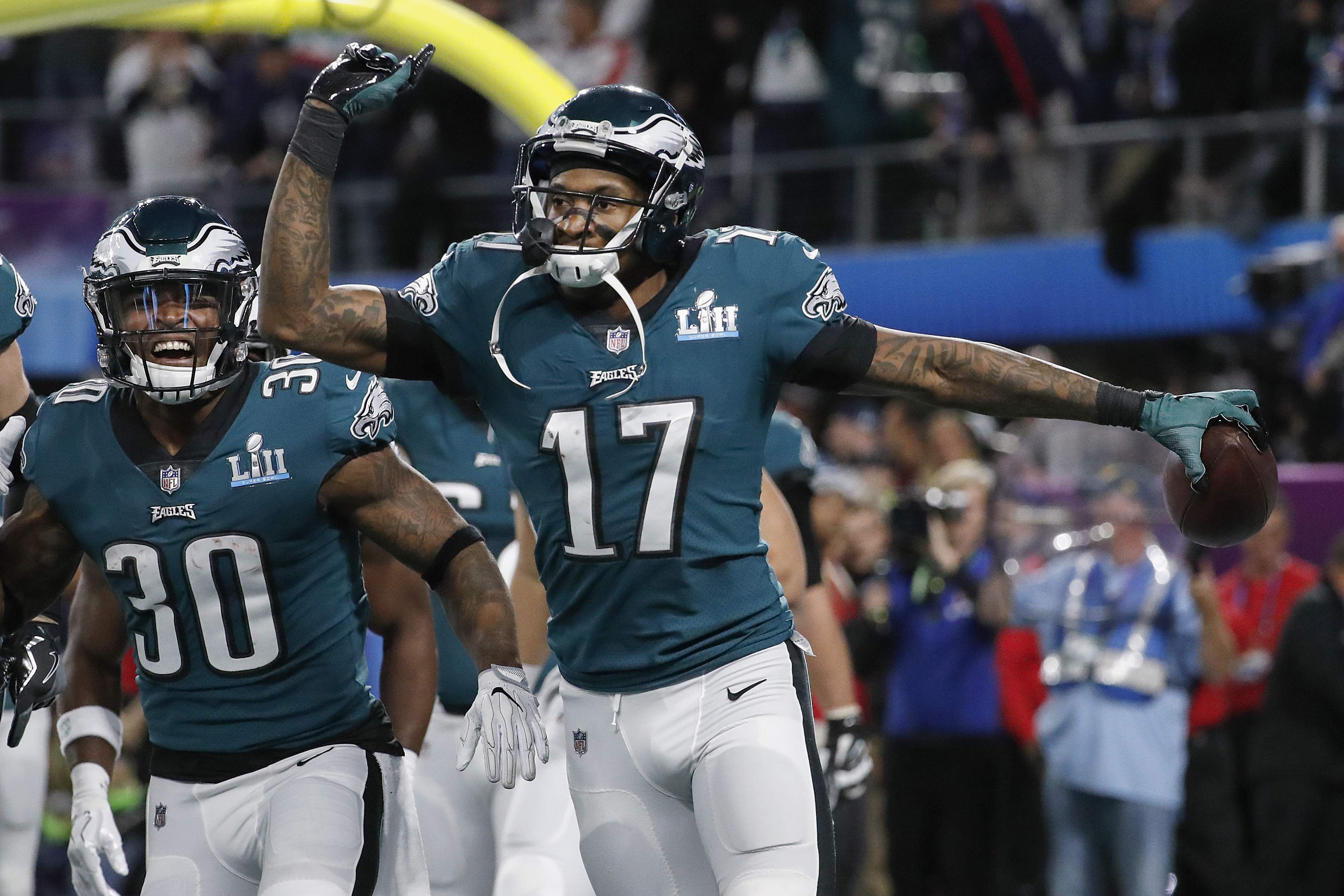 Philadelphia Eagles hold off favored Patriots 41-33 to win first