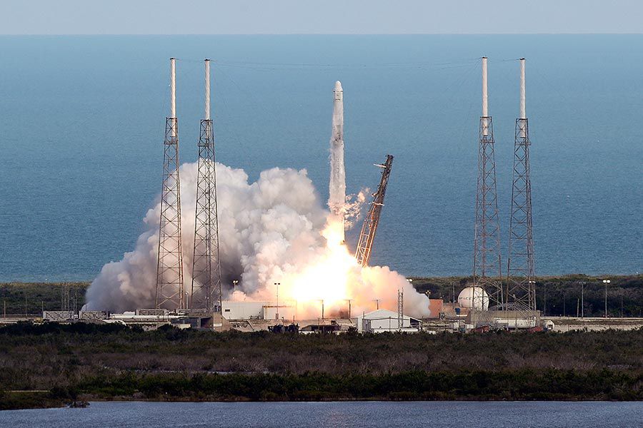 A-SpaceX-Falcon-9-rock(21921539)