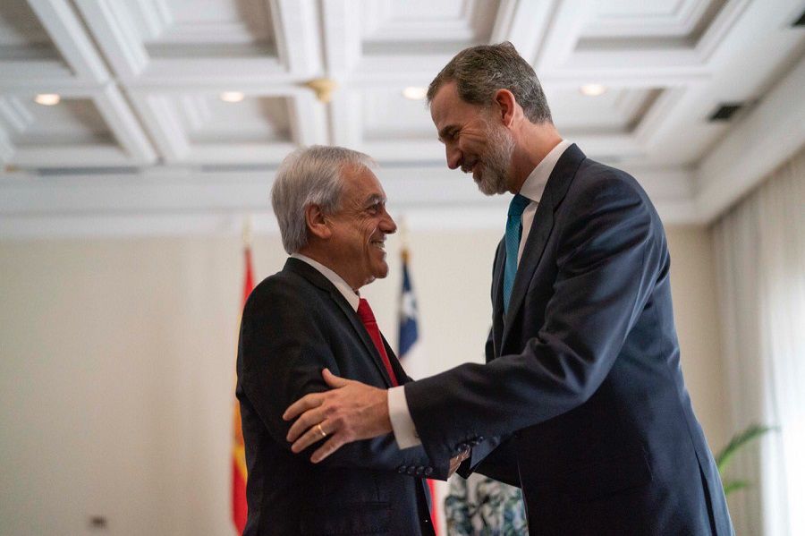 Tras su llegada a Uruguay para el cambio de mando presidencial, Piñera se reúne con rey Felipe VI de España.