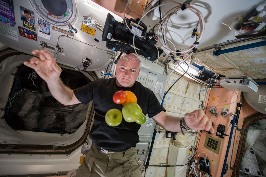 ISS-44_Scott_Kelly_enjoying_some_fresh_fruit_and_vegetables-ok.jpg