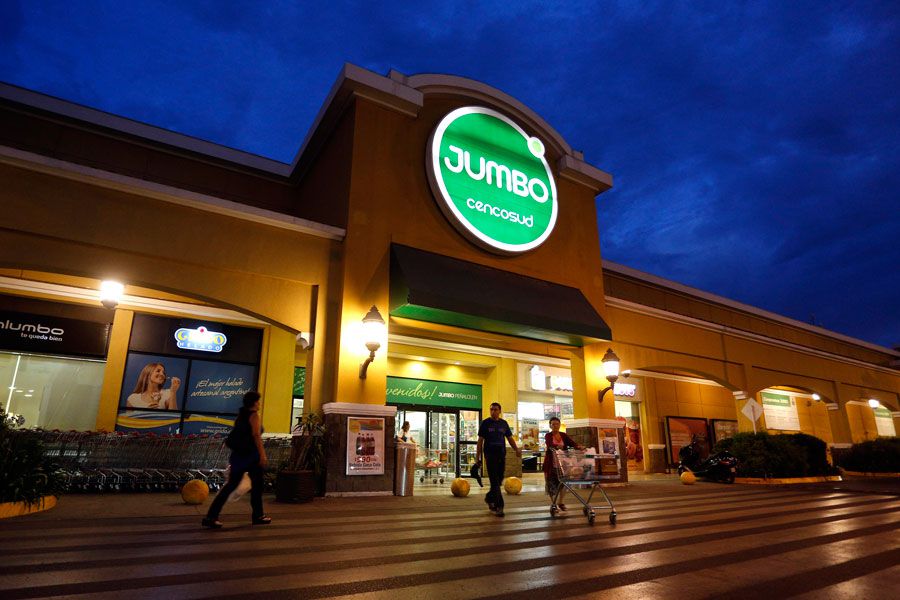 Jumbo abre 40 de sus 54 locales a nivel nacional este lunes - La Tercera