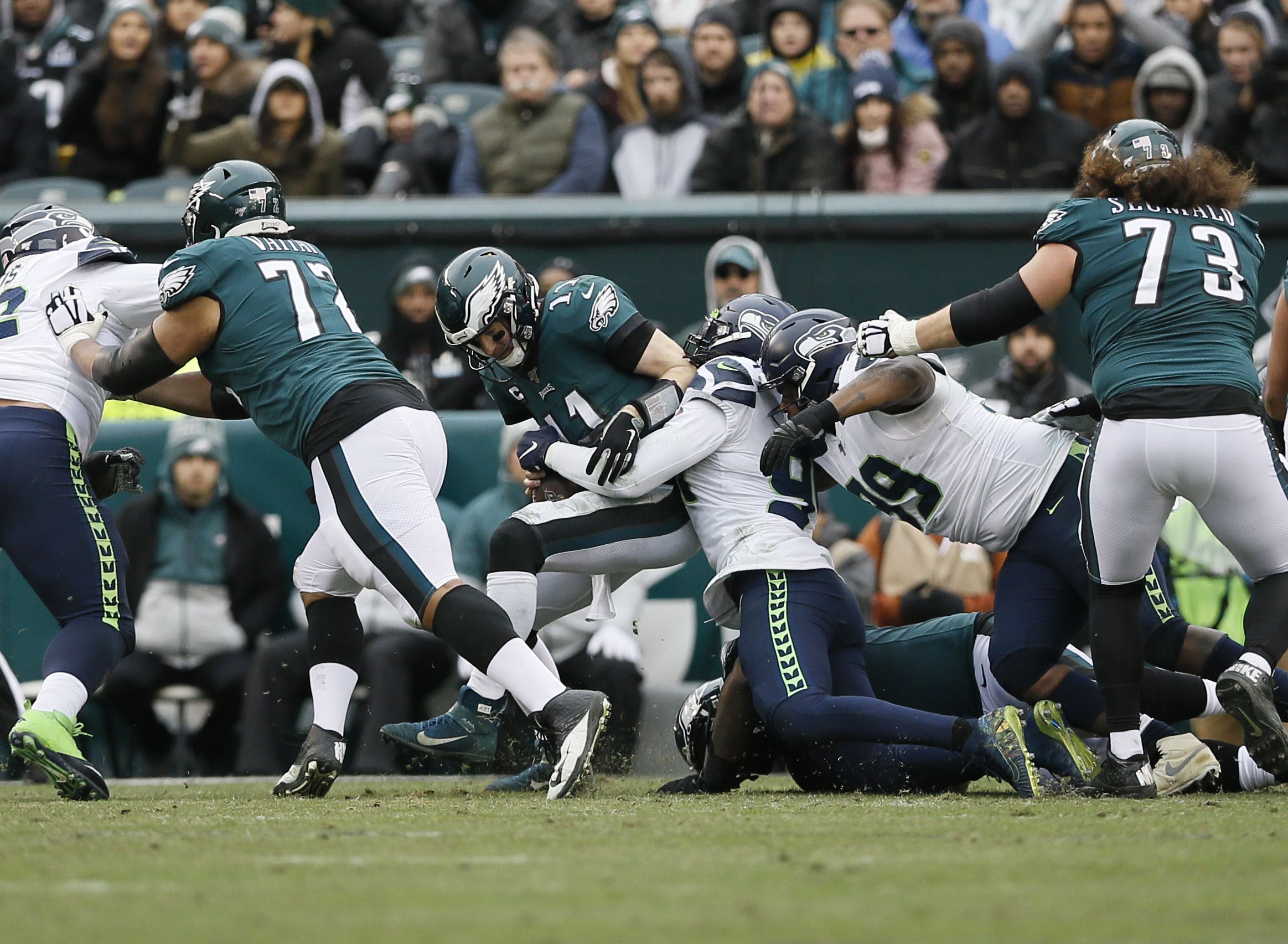 Eagles abusam dos turnovers e perdem invencibilidade para os