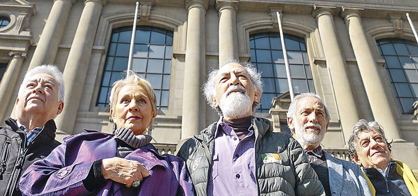 Meza al centro de la imagen, junto al elenco histórico de Nos tomamos la universidad (1969).