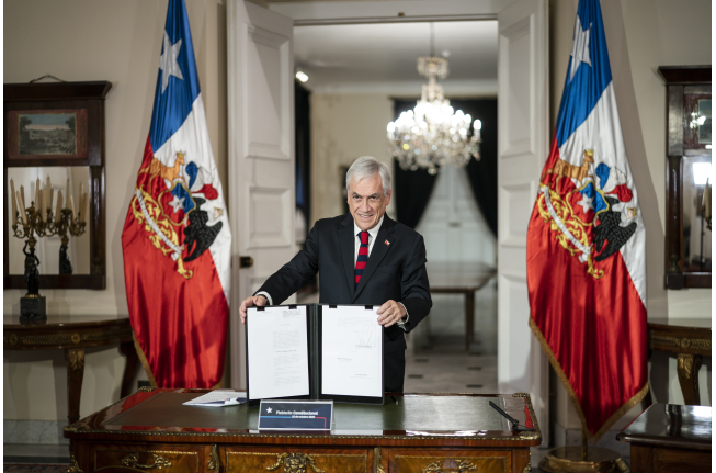 Piñera firma reforma plebiscito