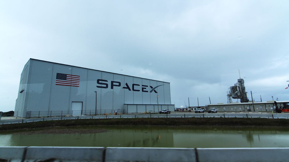 SpaceX_KSC_LC-39A_hangar_(23791728242)