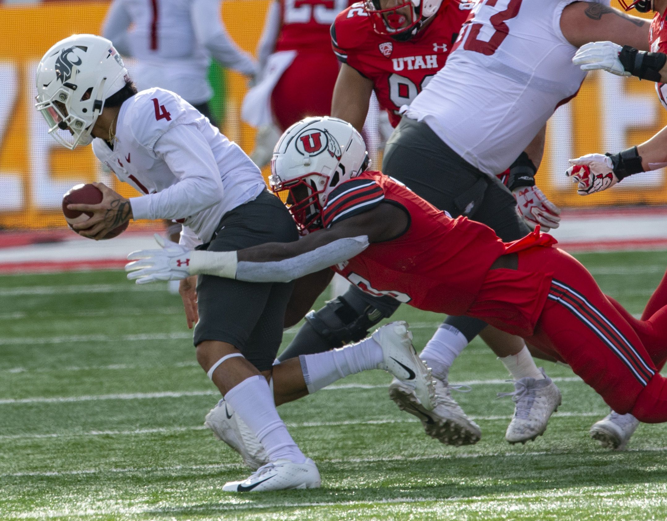 Linebacker Devin Lloyd say he'll be back with the Utah Utes for 2021 season