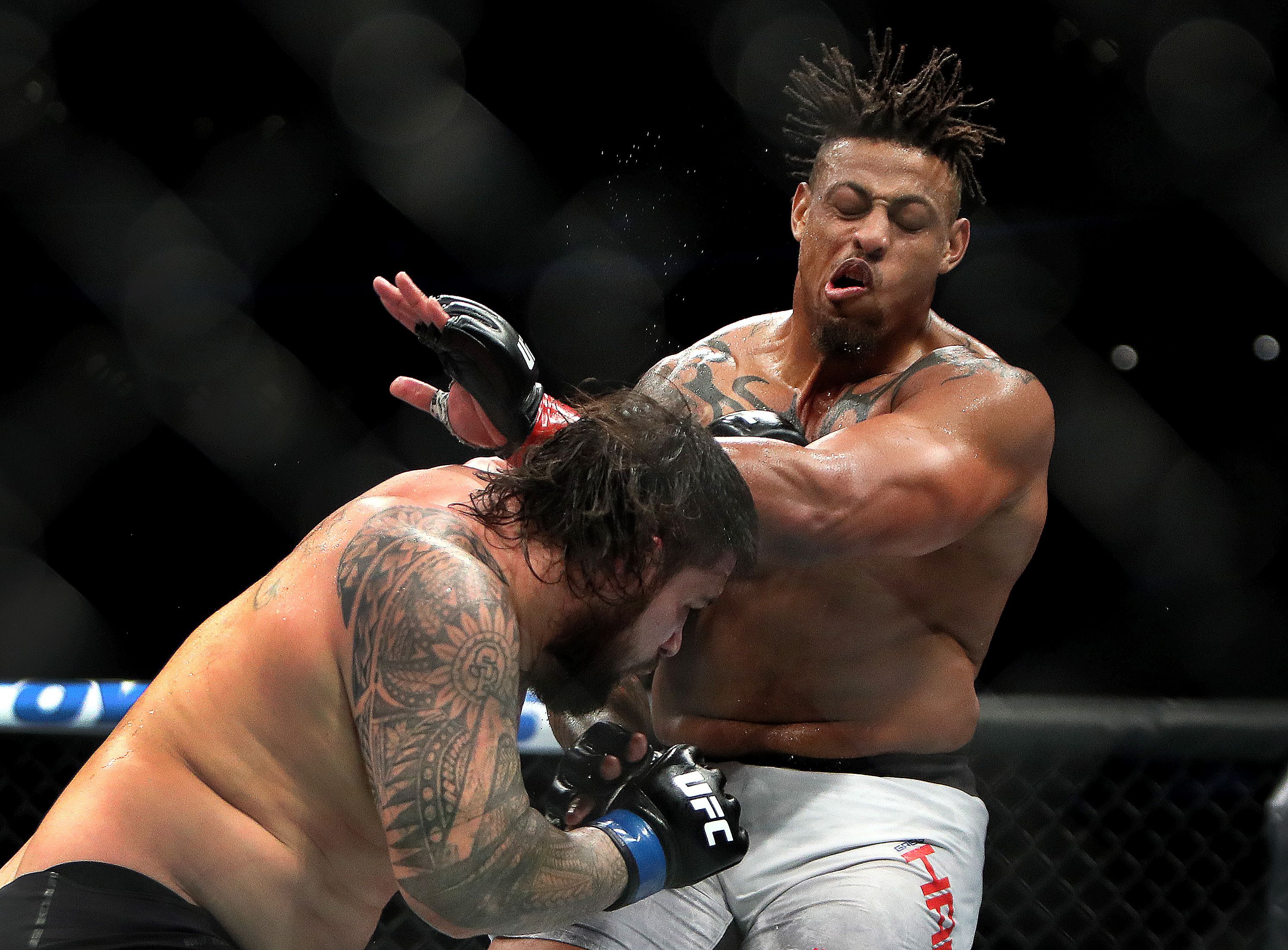 Former NFL player Greg Hardy booed heartily after lackluster UFC Boston  fight - The Boston Globe