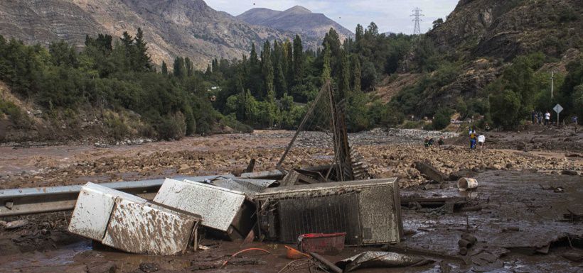 Aluvion impide paso vehicular en comuna de San Jose de Maipo.