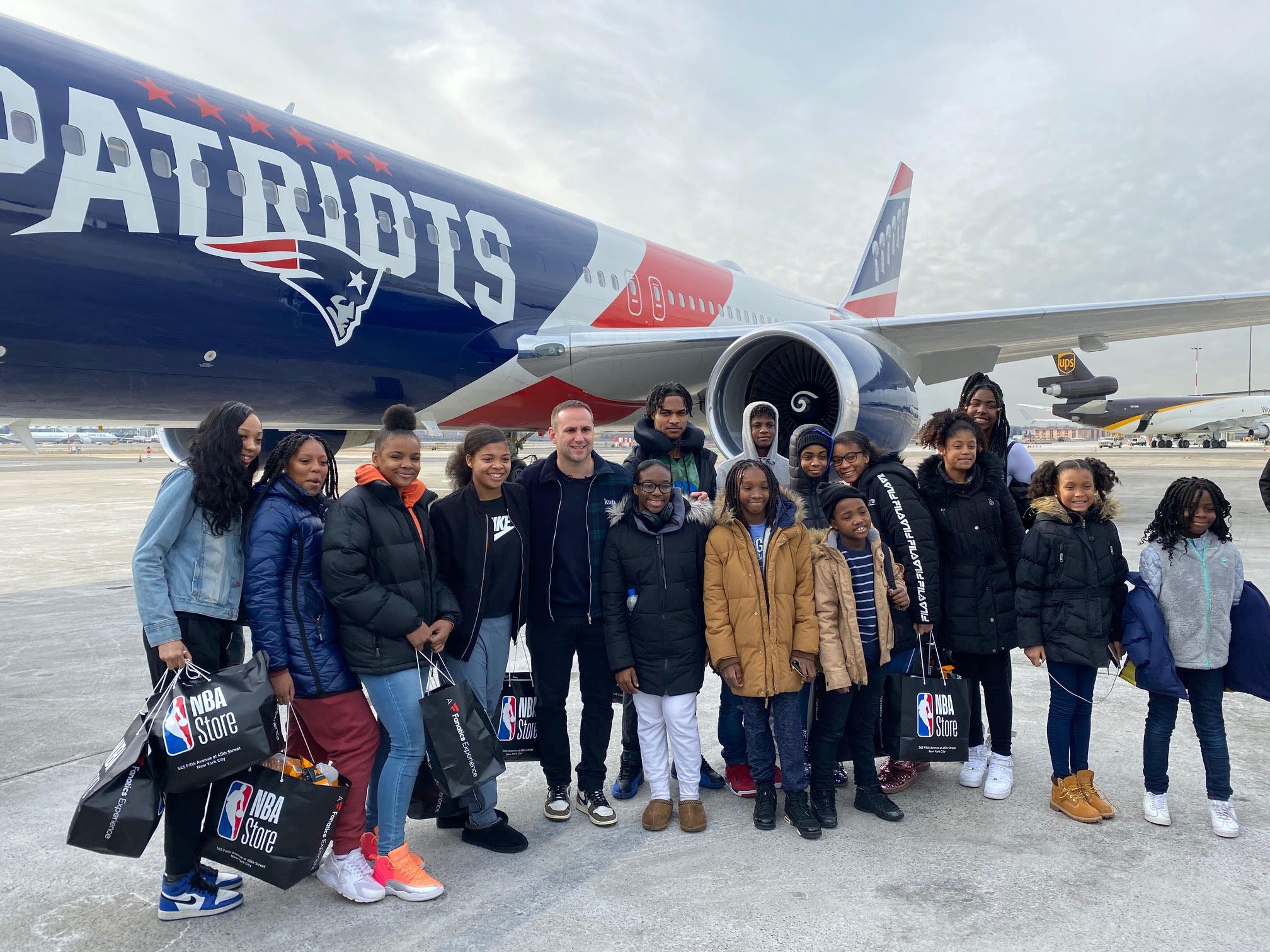 Patriots owner Robert Kraft loans team plane to victims for gun