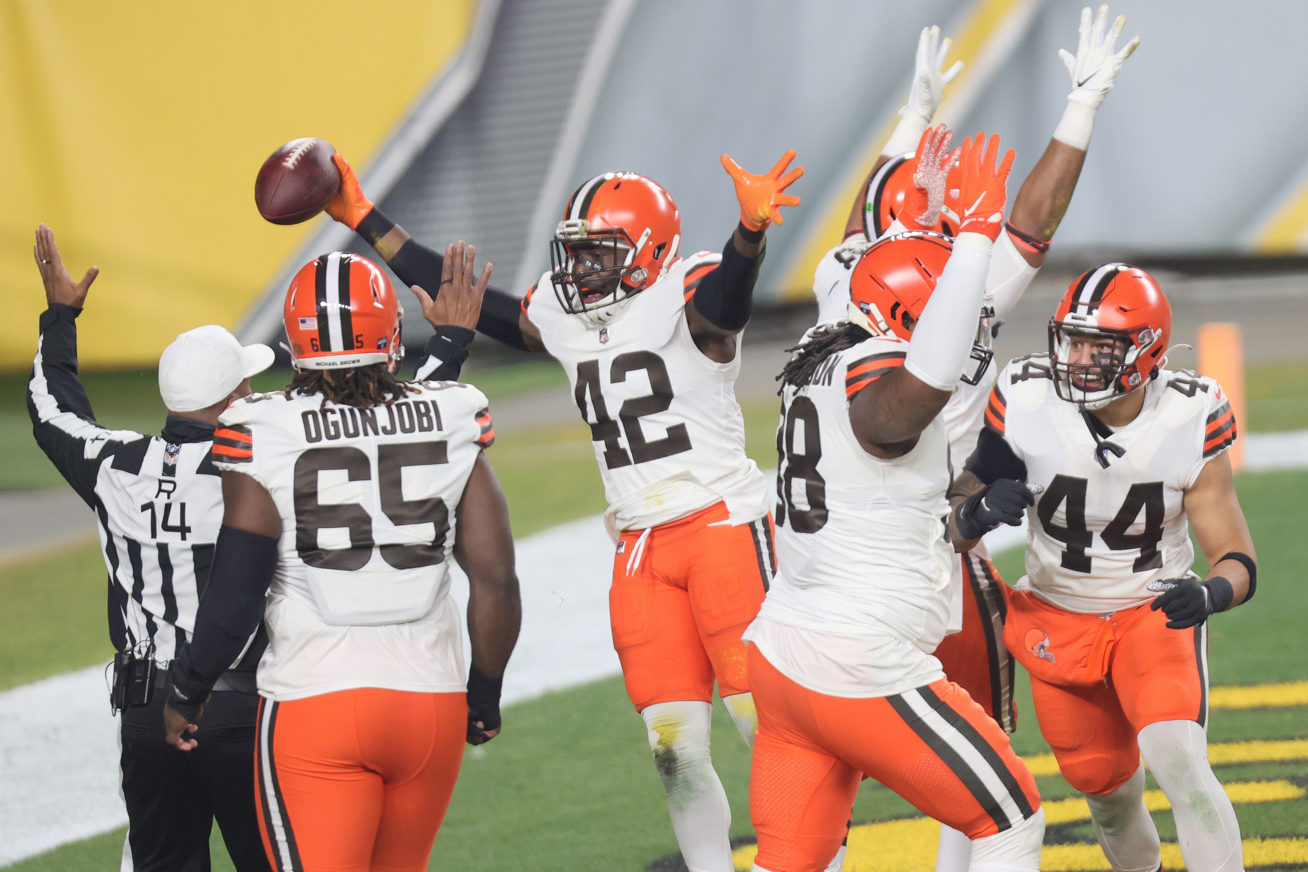 Watch the Browns score defensive TD on bad snap to Ben Roethlisberger on  first play of the game [VIDEO] - DraftKings Network