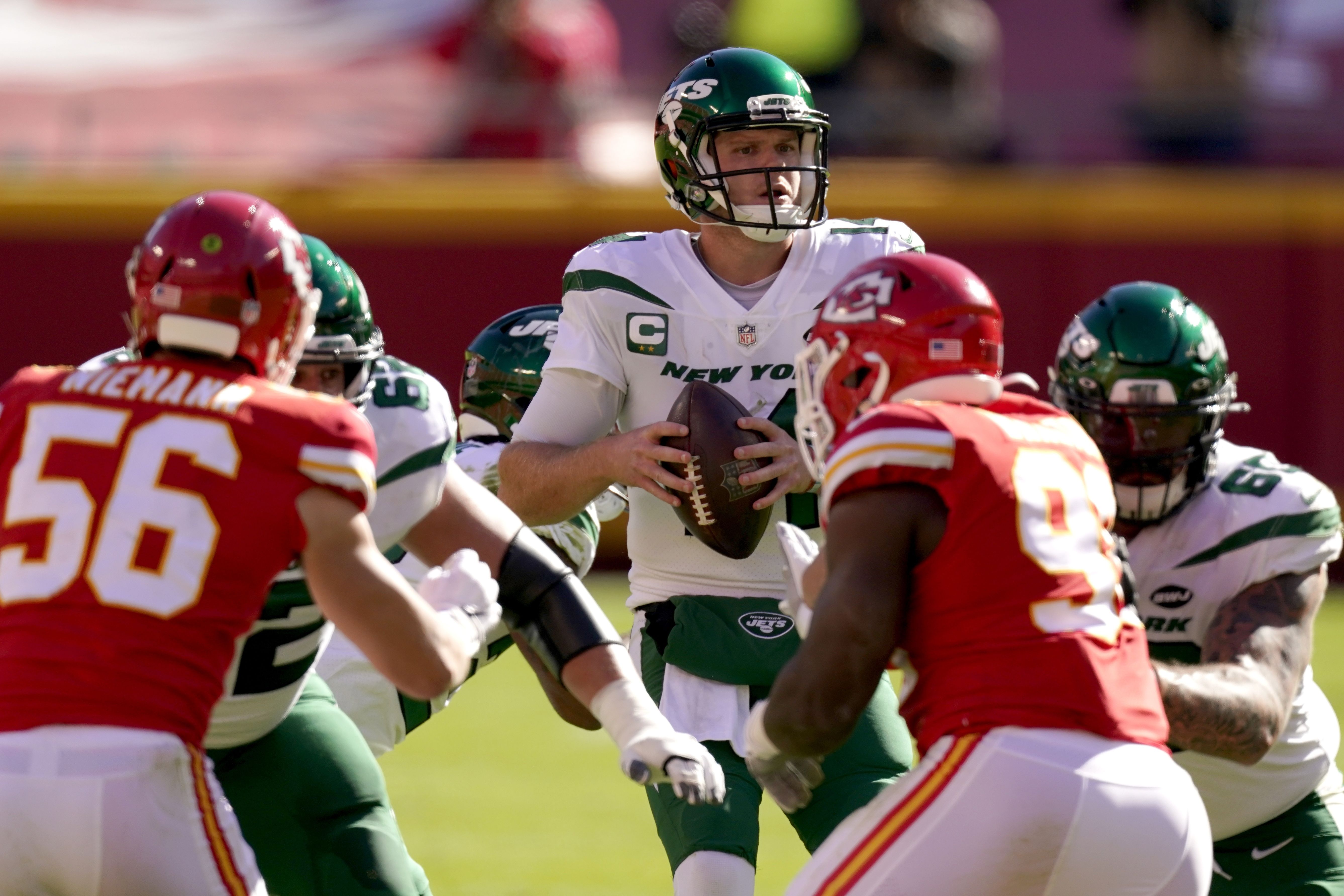 Mahomes throws 5 TD passes as Chiefs romp past Jets