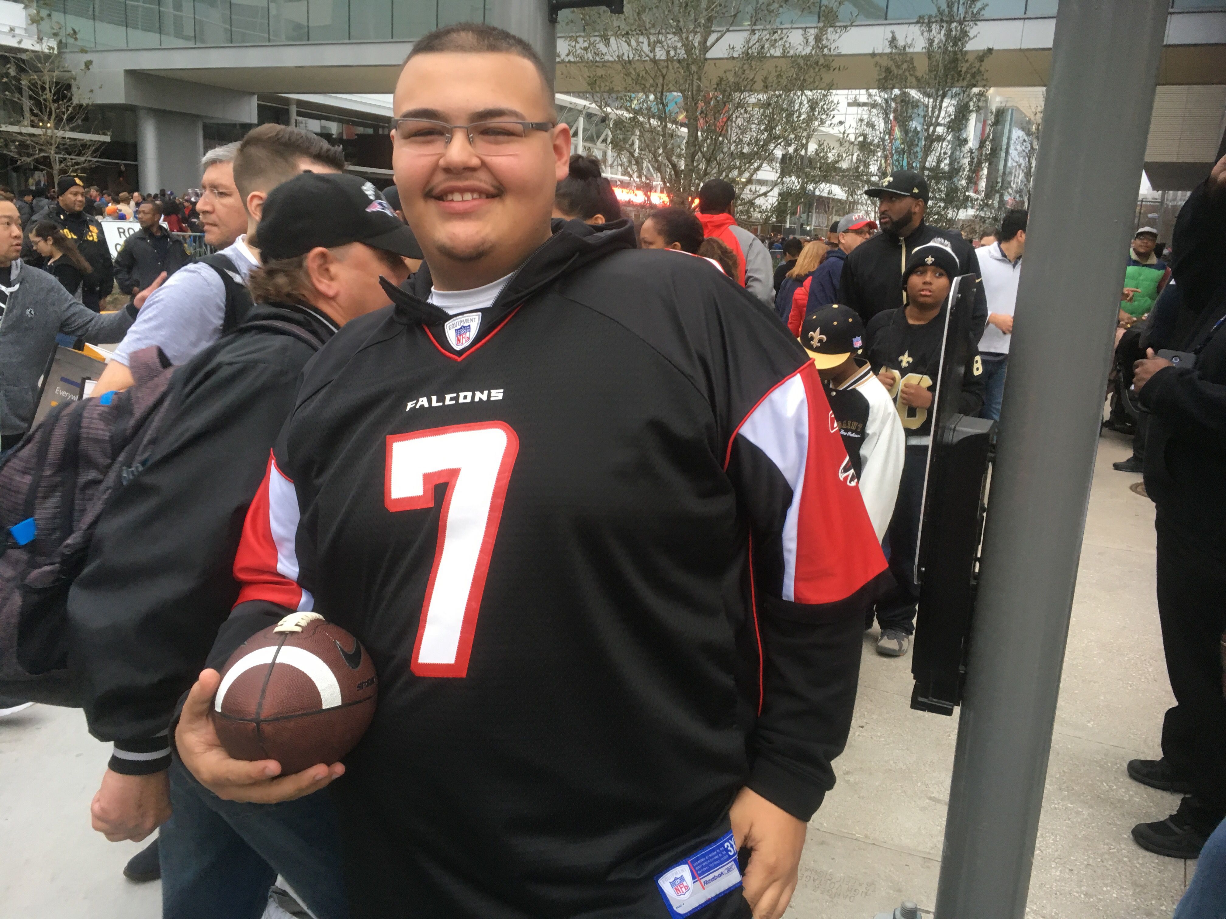 PHOTO: Atlanta Falcons Fan Burns Michael Vick Jersey Before Eagles Game -  SB Nation Atlanta