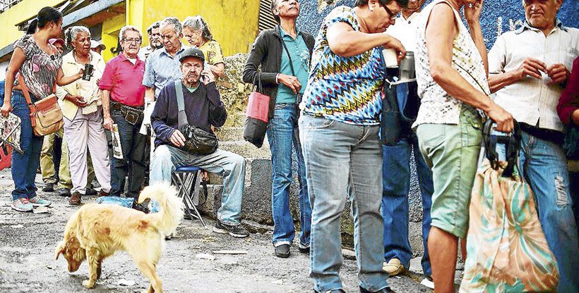 People-queue-to-buy-basic-food-and-househol-36192204.jpg