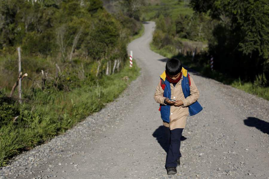 Maximiliano-García-Niño-recorre-cinco-kms-para-llegar-a-su-escuela-en-Lloicura-Tomé-3-min-900x600.jpg