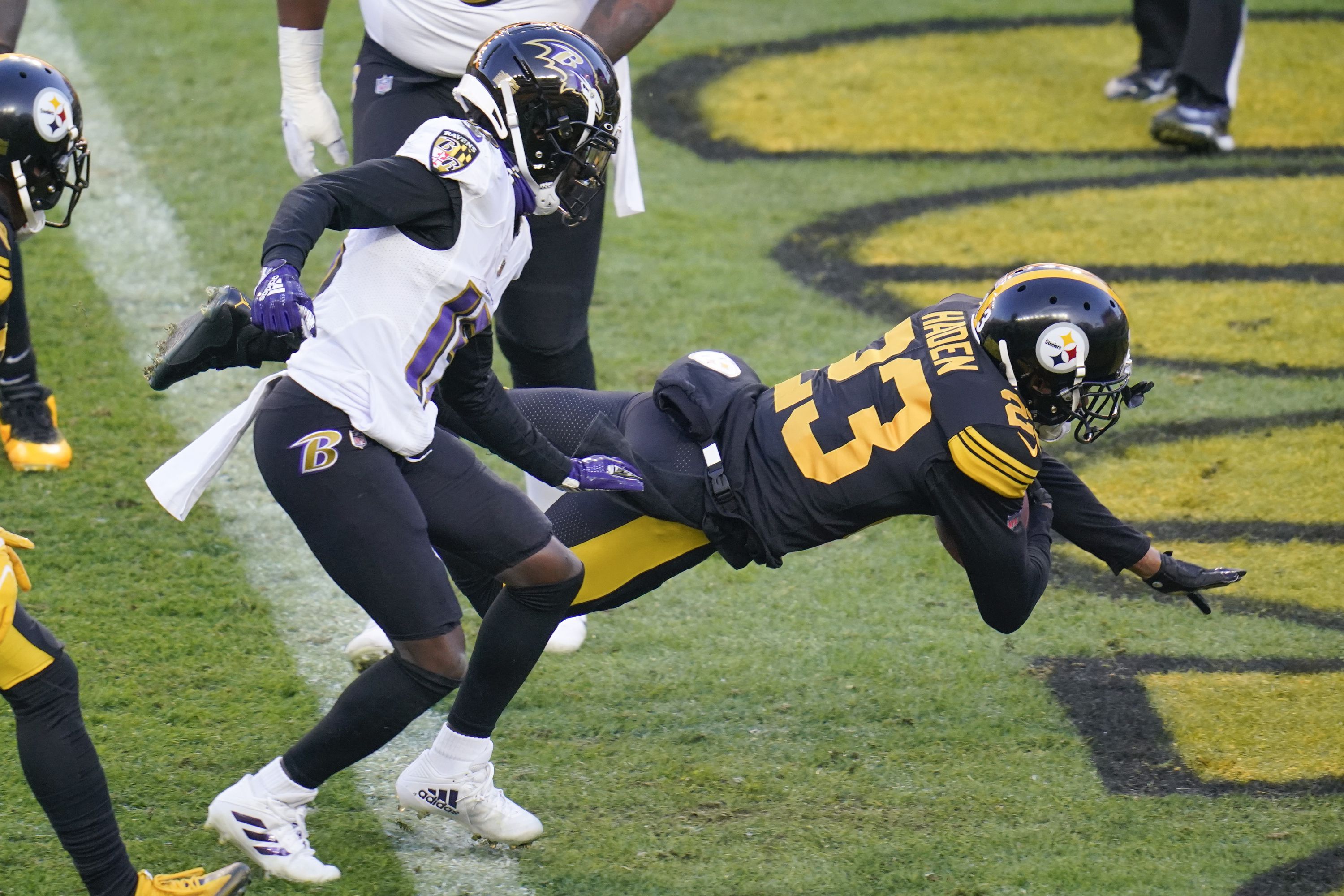 Steelers edge short-handed Ravens to improve to 11-0