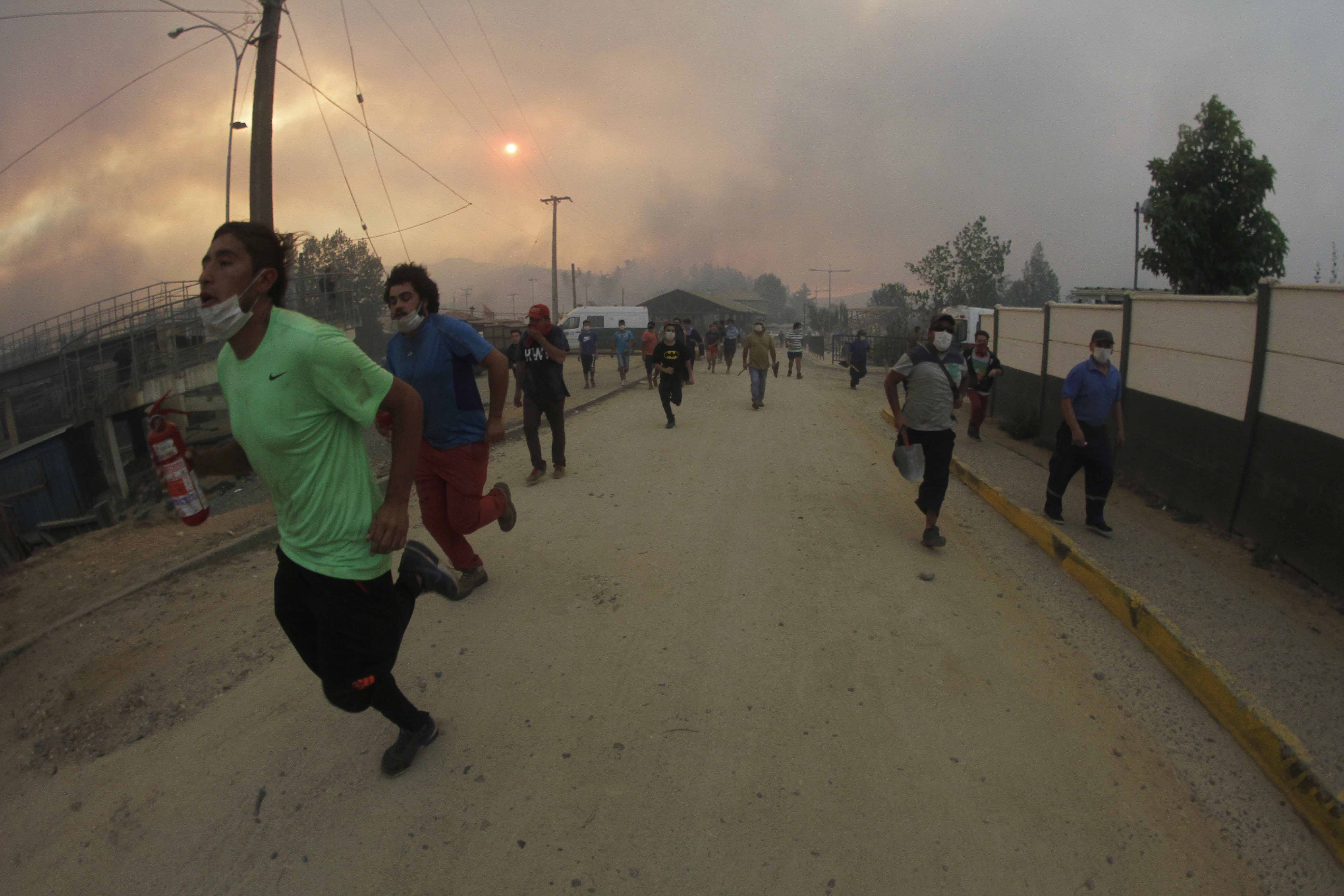 Habitantes de Santa Olga son vacuados por feroz incendio.