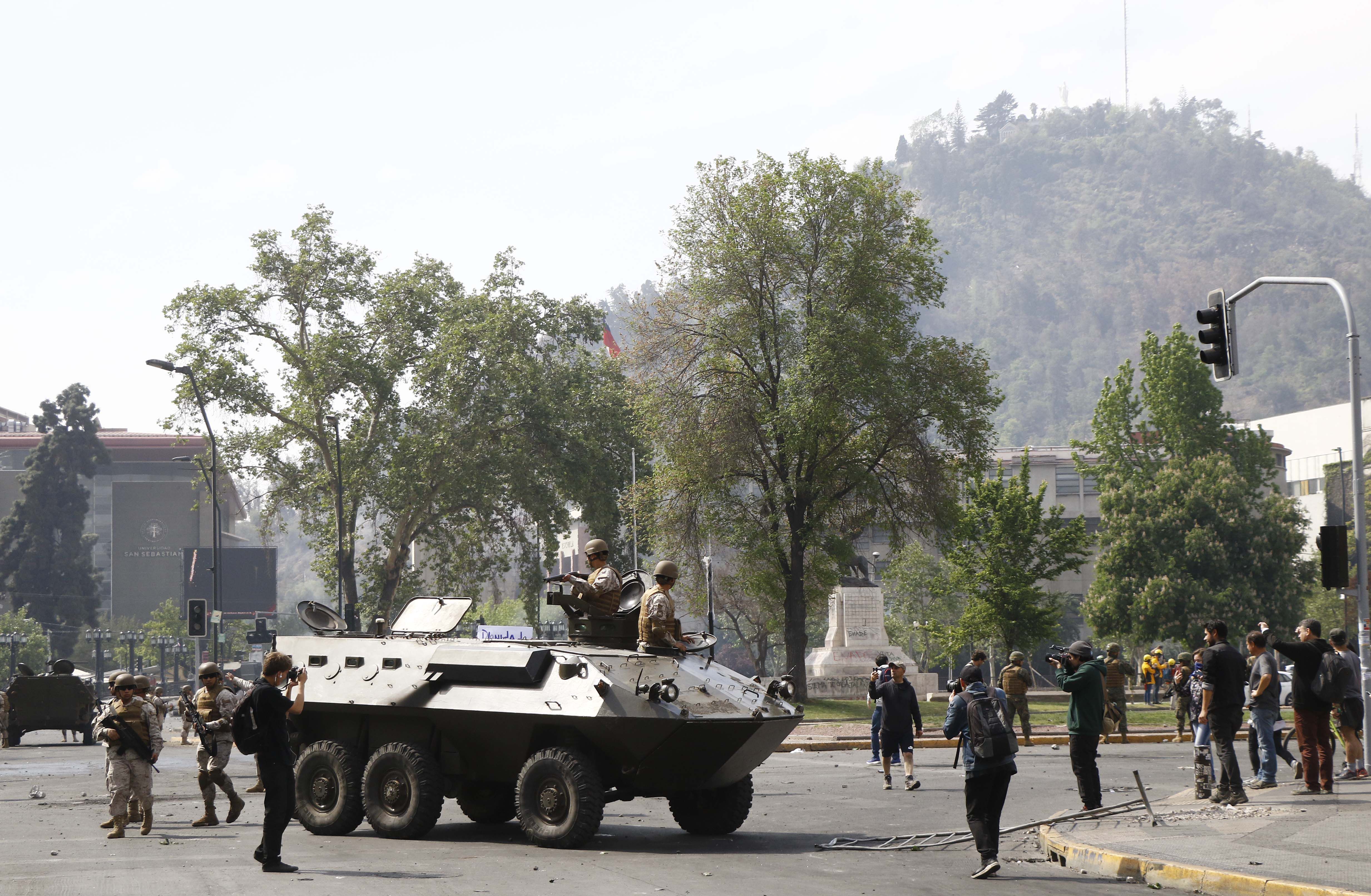 Tanquetas llegan a Plaza Italia