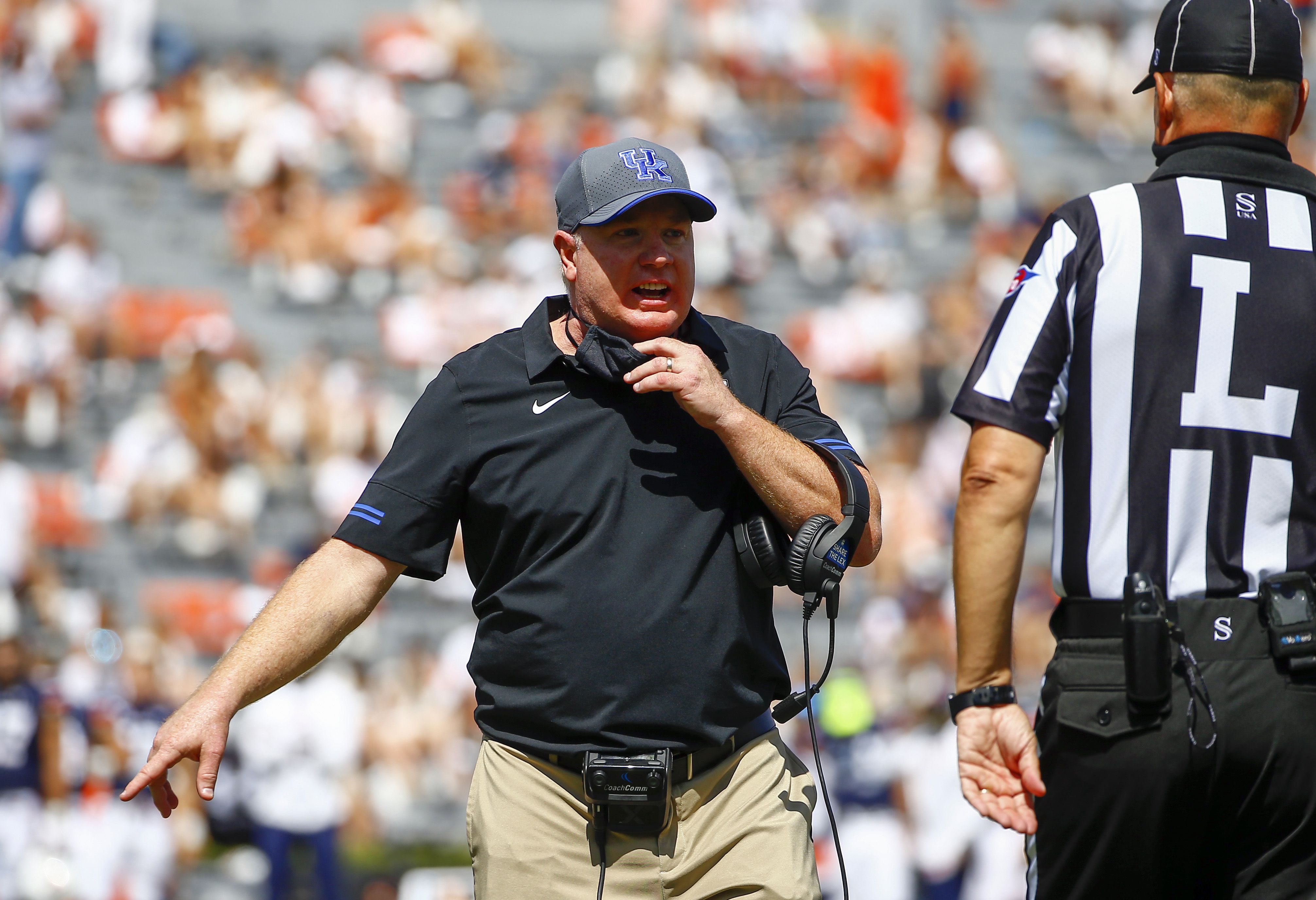 Gus Malzahn honors Pat Dye by wearing cap and tie on sideline