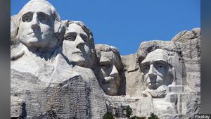 Heavy snow closes Mount Rushmore monument in South Dakota